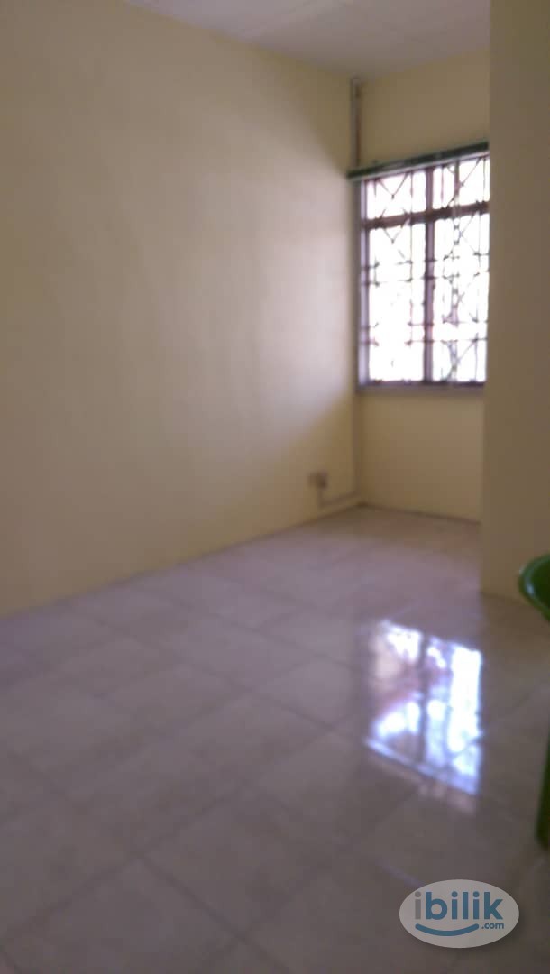 Middle Room at Bandar Utama, Petaling Jaya - Image 1