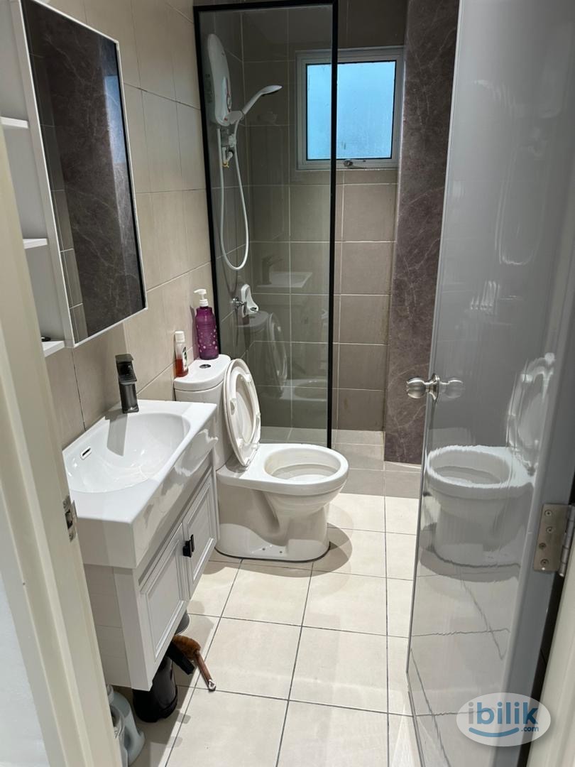 MALE ONLY, FULLY Furnished Queen Size middle bedroom, walking distance to bus stop at Kiara Kasih Condo - Image 3