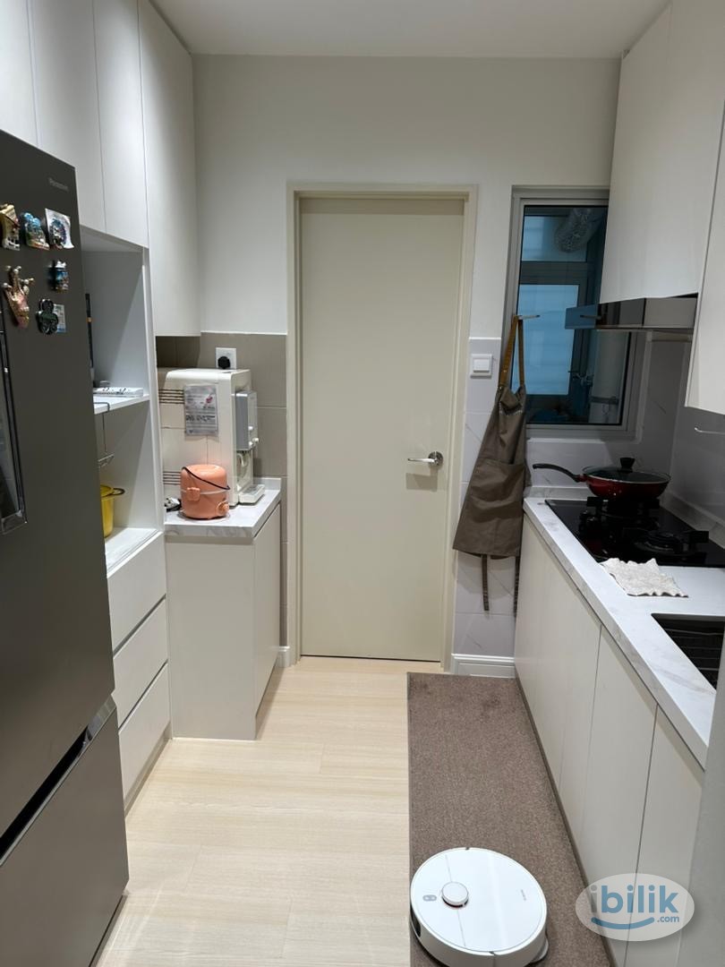 MALE ONLY, FULLY Furnished Queen Size middle bedroom, walking distance to bus stop at Kiara Kasih Condo - Image 5