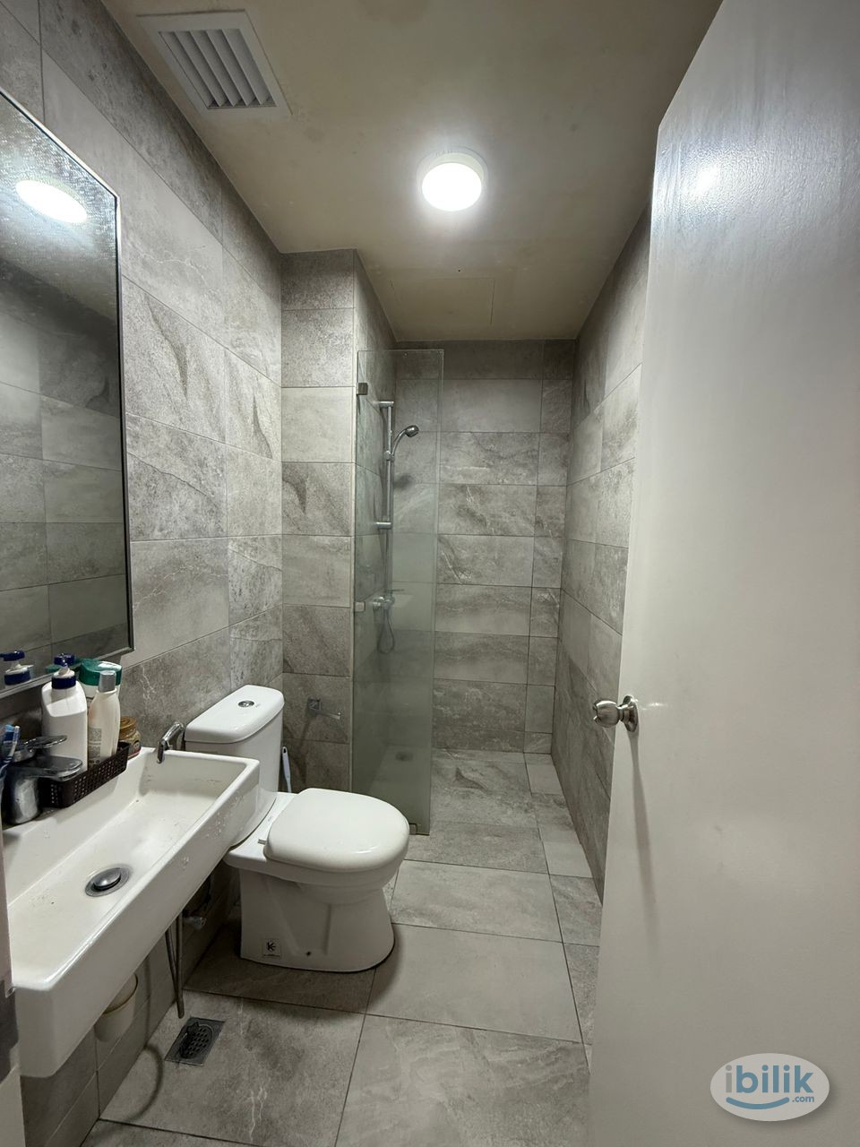 Medium Room at Equine Residence, Seri Kembangan - Image 5