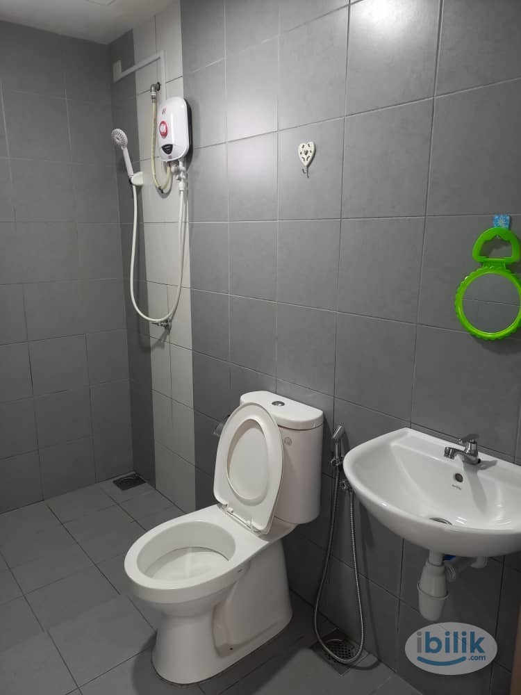 Middle Room & Balcony Room at Astetica Residences, Seri Kembangan - Image 4