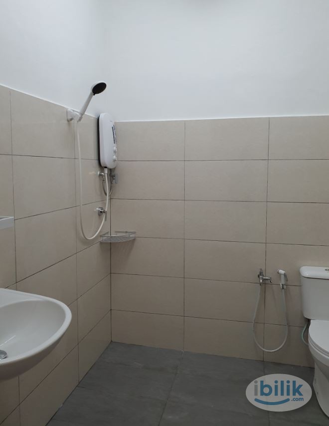 UCSI, Jalan Pantas, Middle Room at Taman Connaught, Cheras (Free Parking) - Image 2