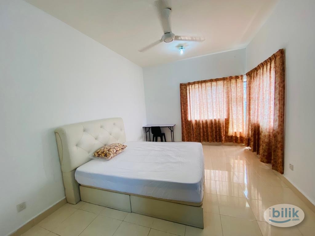 Female  Well keep master bedroom at pelangi utama - Image 1