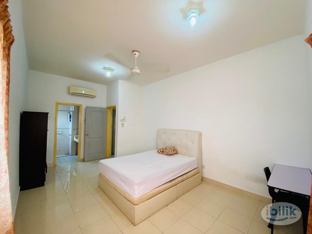 Female  Well keep master bedroom at pelangi utama - Image 2