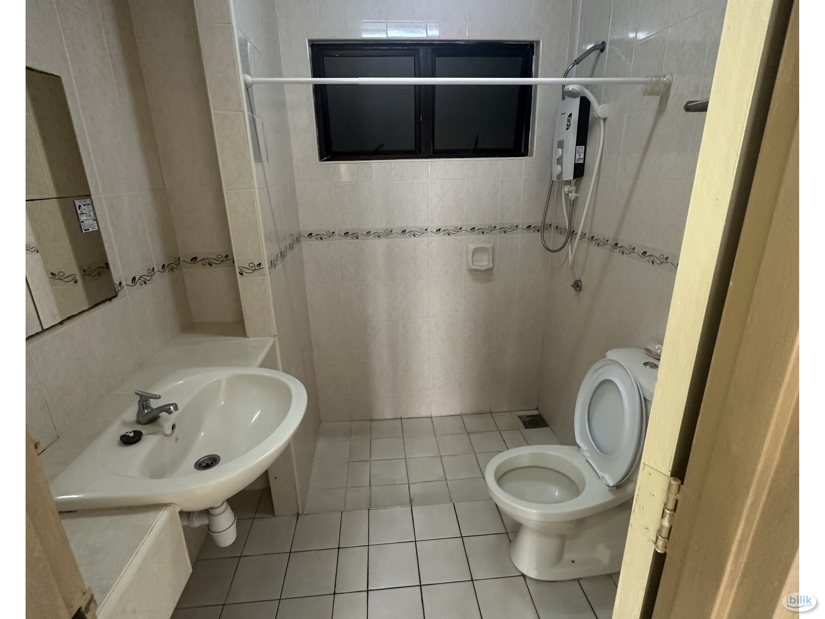 Females middle room at pelangi utama - Image 1