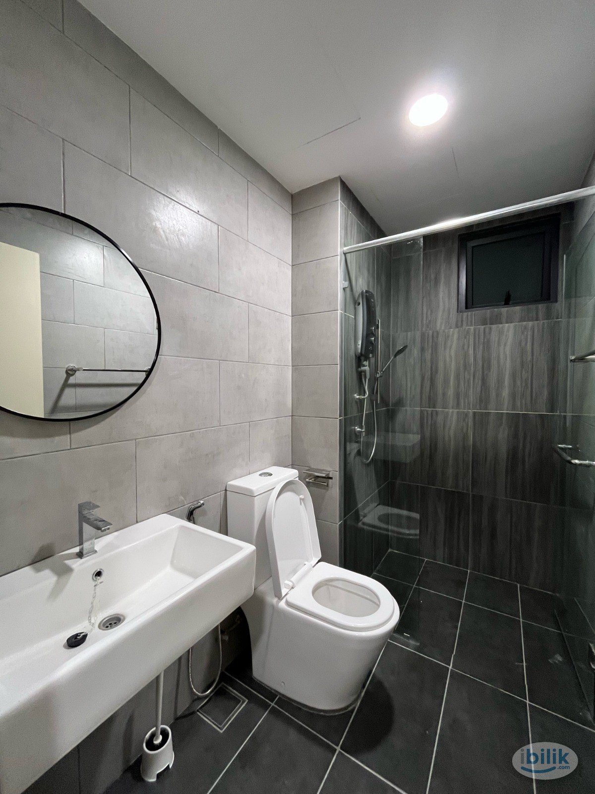 Middle Room at Meta Residences Putra Permai, Seri Kembangan - Image 5