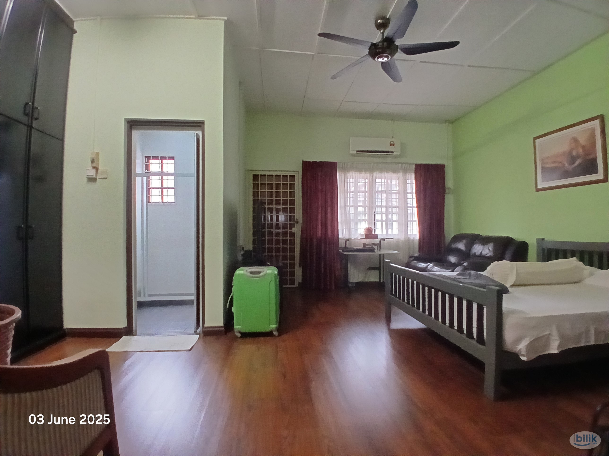 Master Room with Balcony and FREE Carpark - Image 2