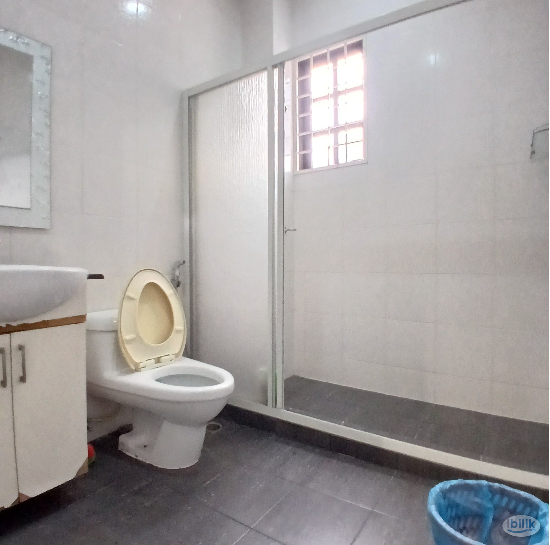 Master Room with Balcony and FREE Carpark - Image 3