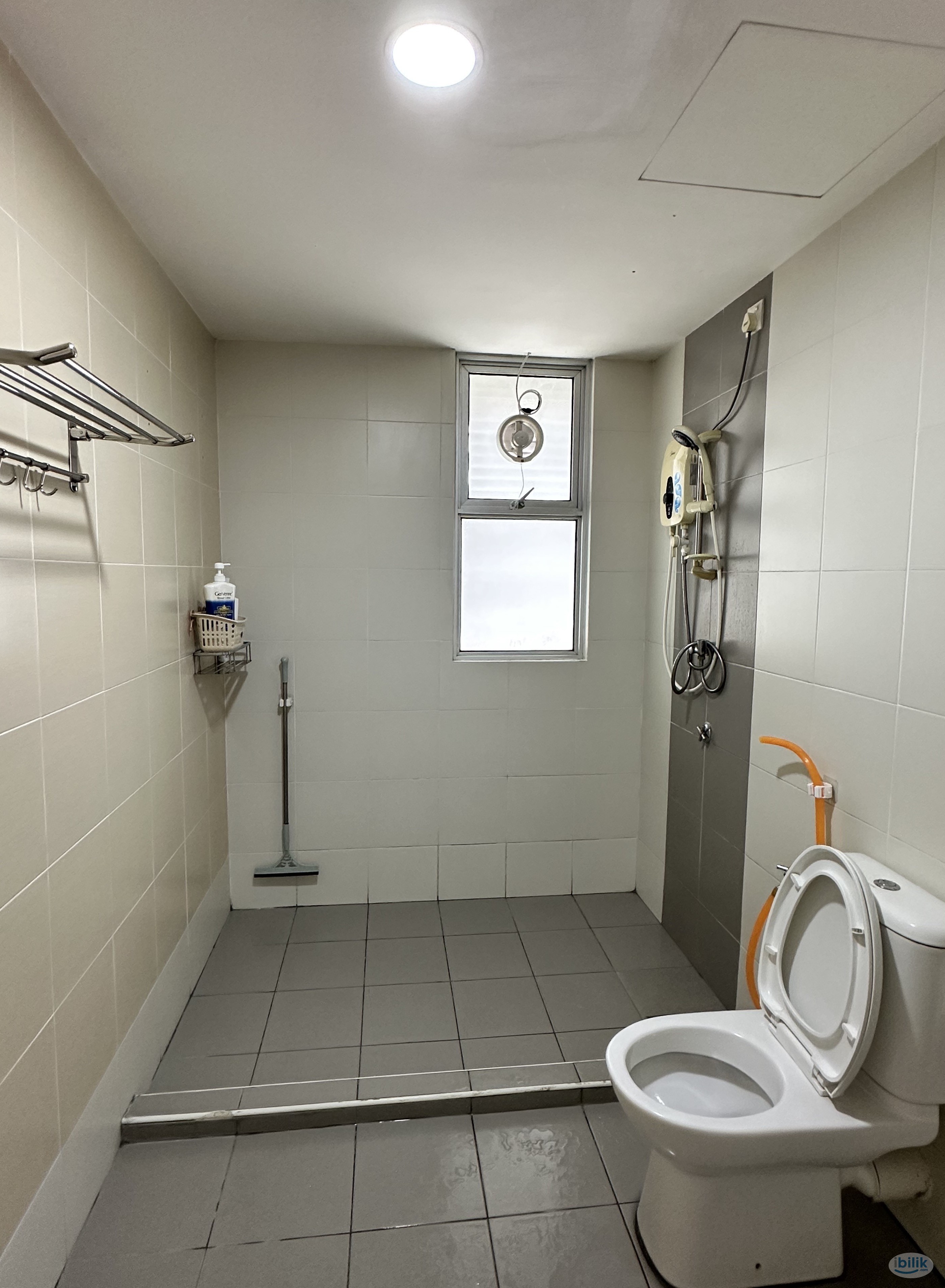Middle Room at Elit Heights, Bayan Baru - Image 3