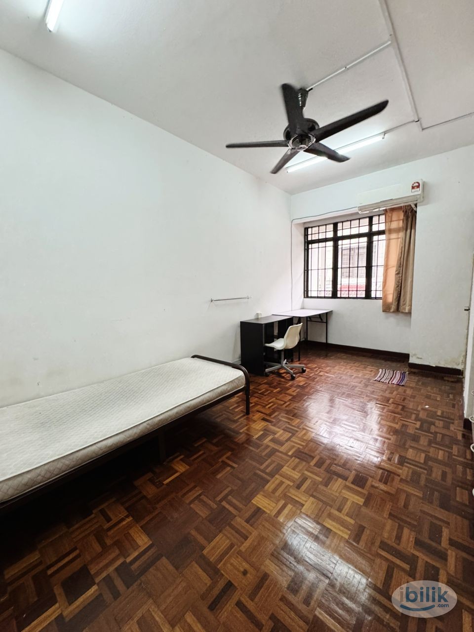 Walking distance to MRT Bandar Utama Fully Furnish Middle Room at Bandar Utama Low Deposit - Image 1