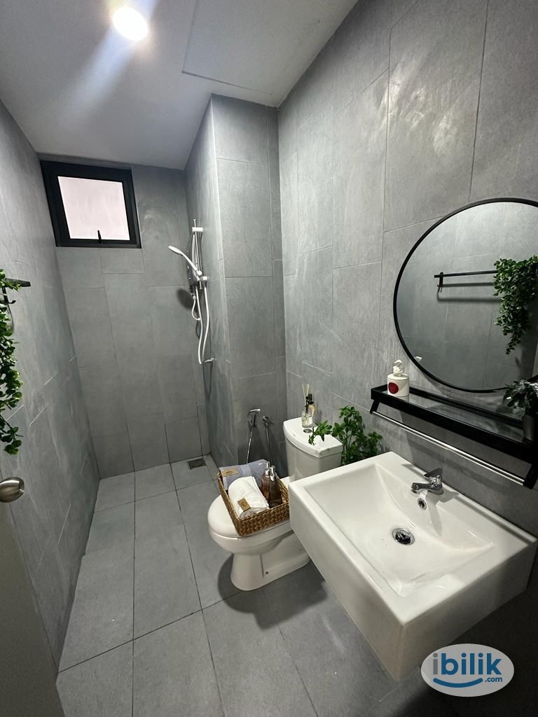 Middle Room at Bintang Residensi, Bukit Jalil near Pavillion BJ with Wi-Fi, cleaner and Dryer - Image 4