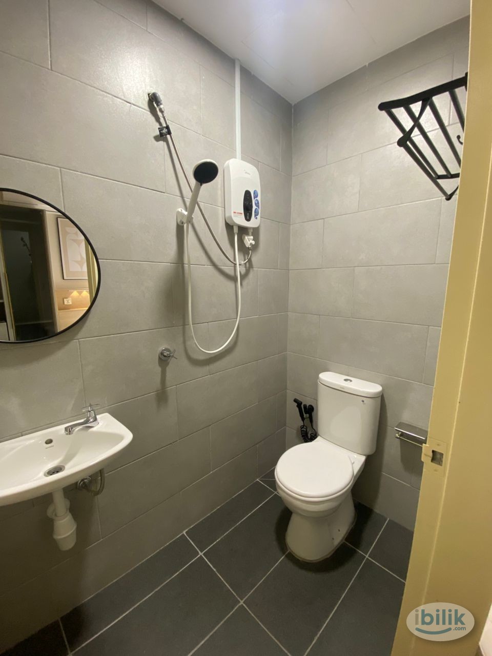 Middle room Meta City near MRT - Image 4