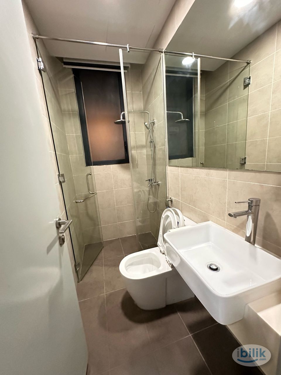Middle Deluxe Room at KL Gateway Premium, Bangsar South - Image 3