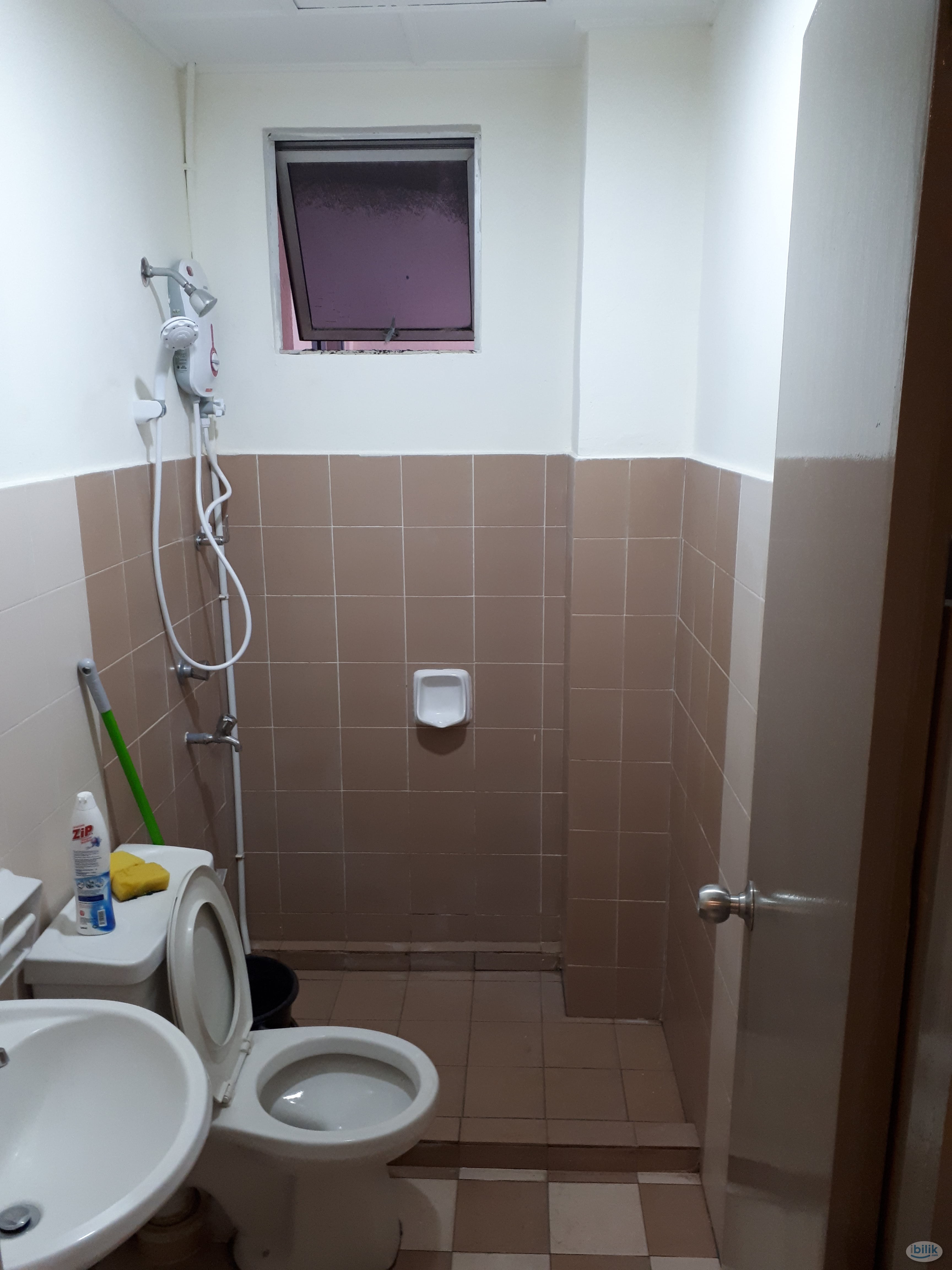 Masterbedroom with attached bathroom at Kuhara Court Condominium, Tawau, for rent - Image 4