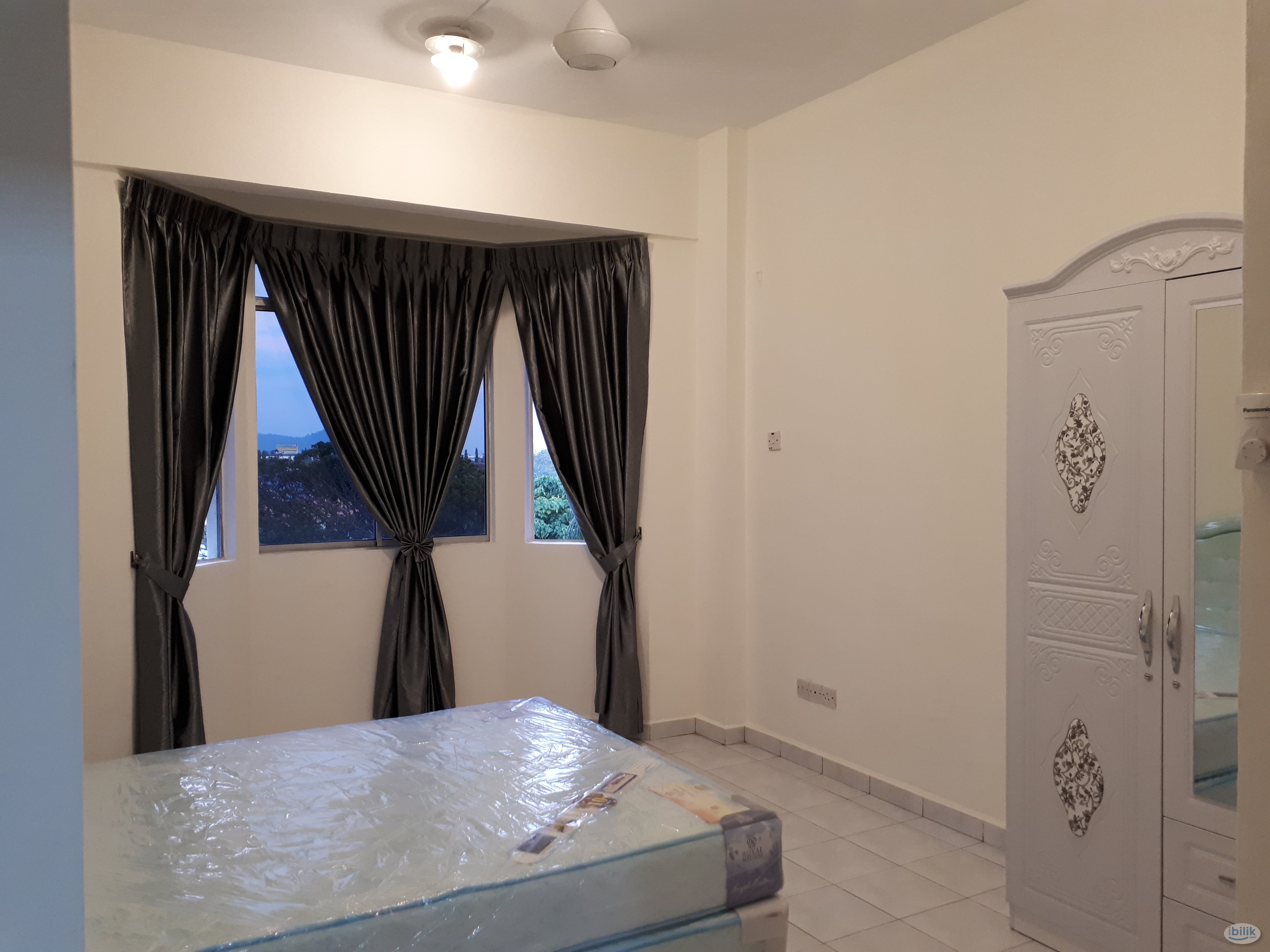 Masterbedroom with attached bathroom at Kuhara Court Condominium, Tawau, for rent - Image 5