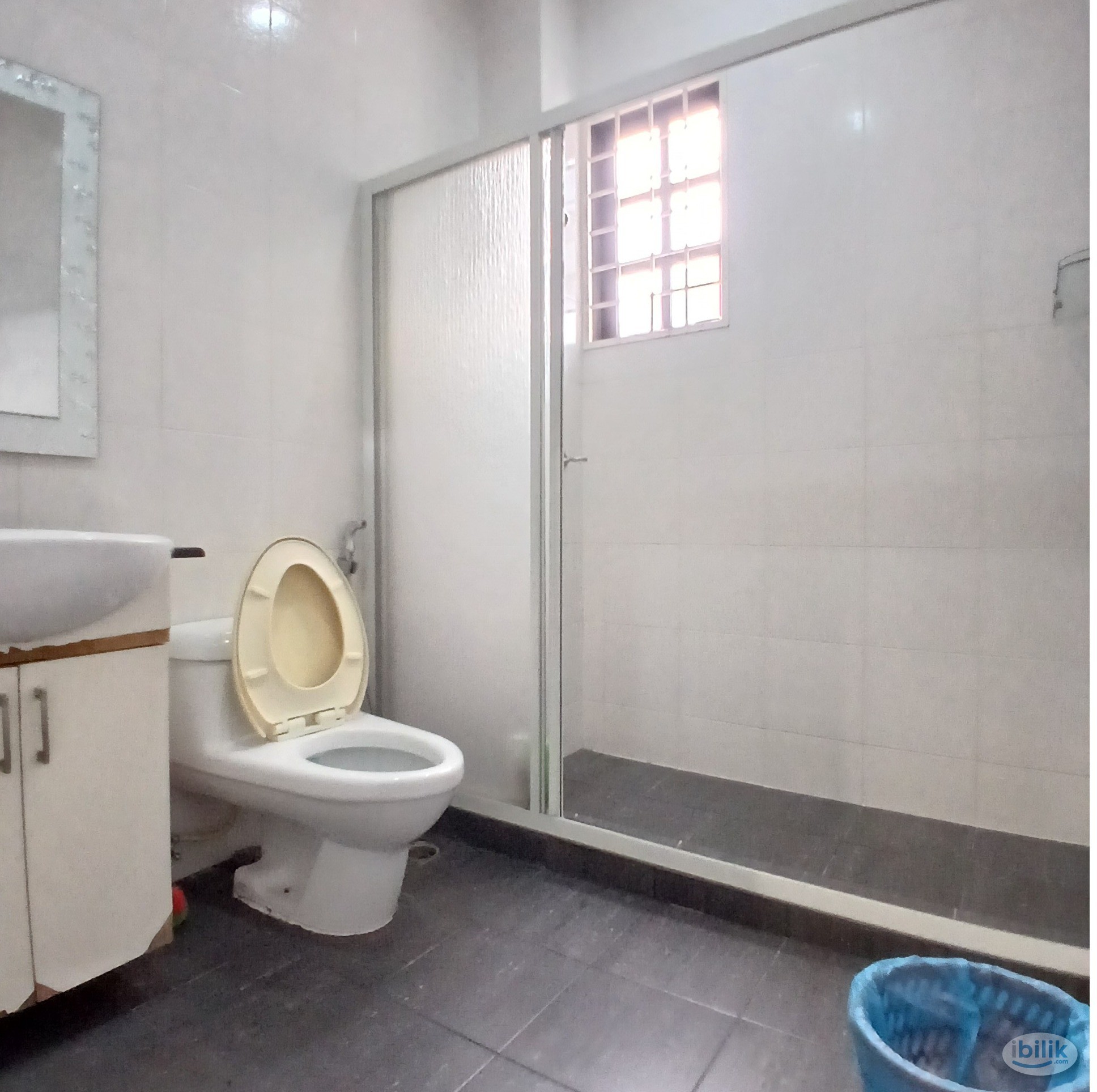 Master room with *FREE* carpark - Image 5