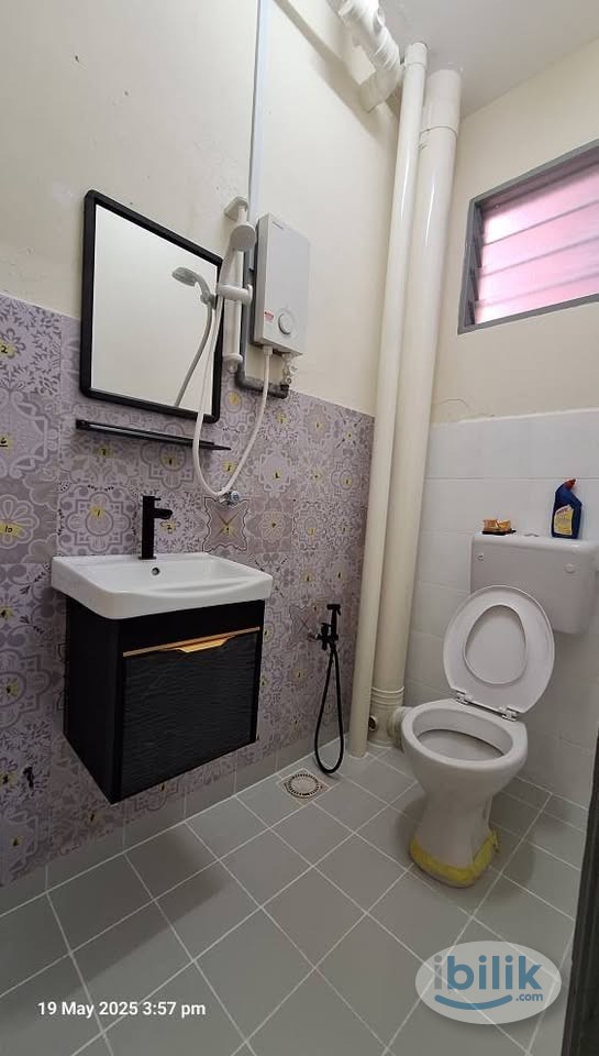 Master Room at Mentari Court 1, Bandar Sunway - Image 1