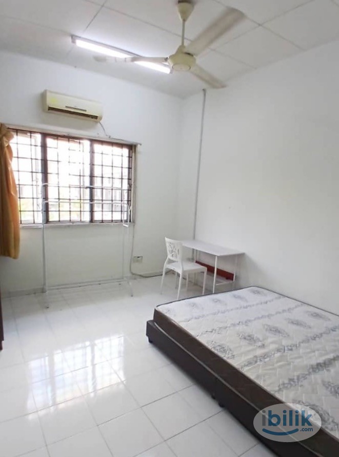 💎Bandar Utama 1💎BIG Master Room (with window)💎Queen Size Bed - Image 1