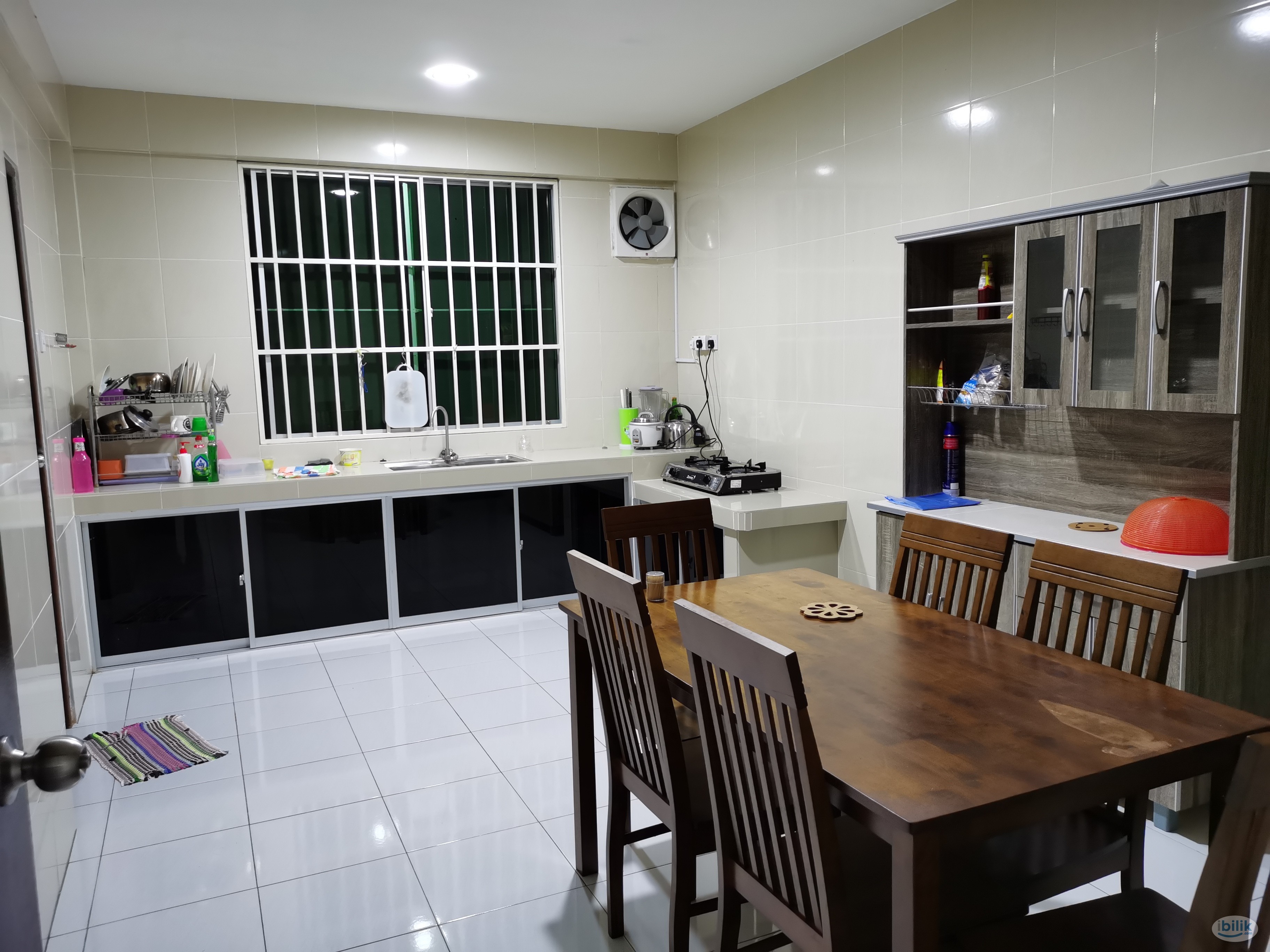 Fully furnished master bedroom at opposite Sarikei General Hospital, Sarikei. - Image 2