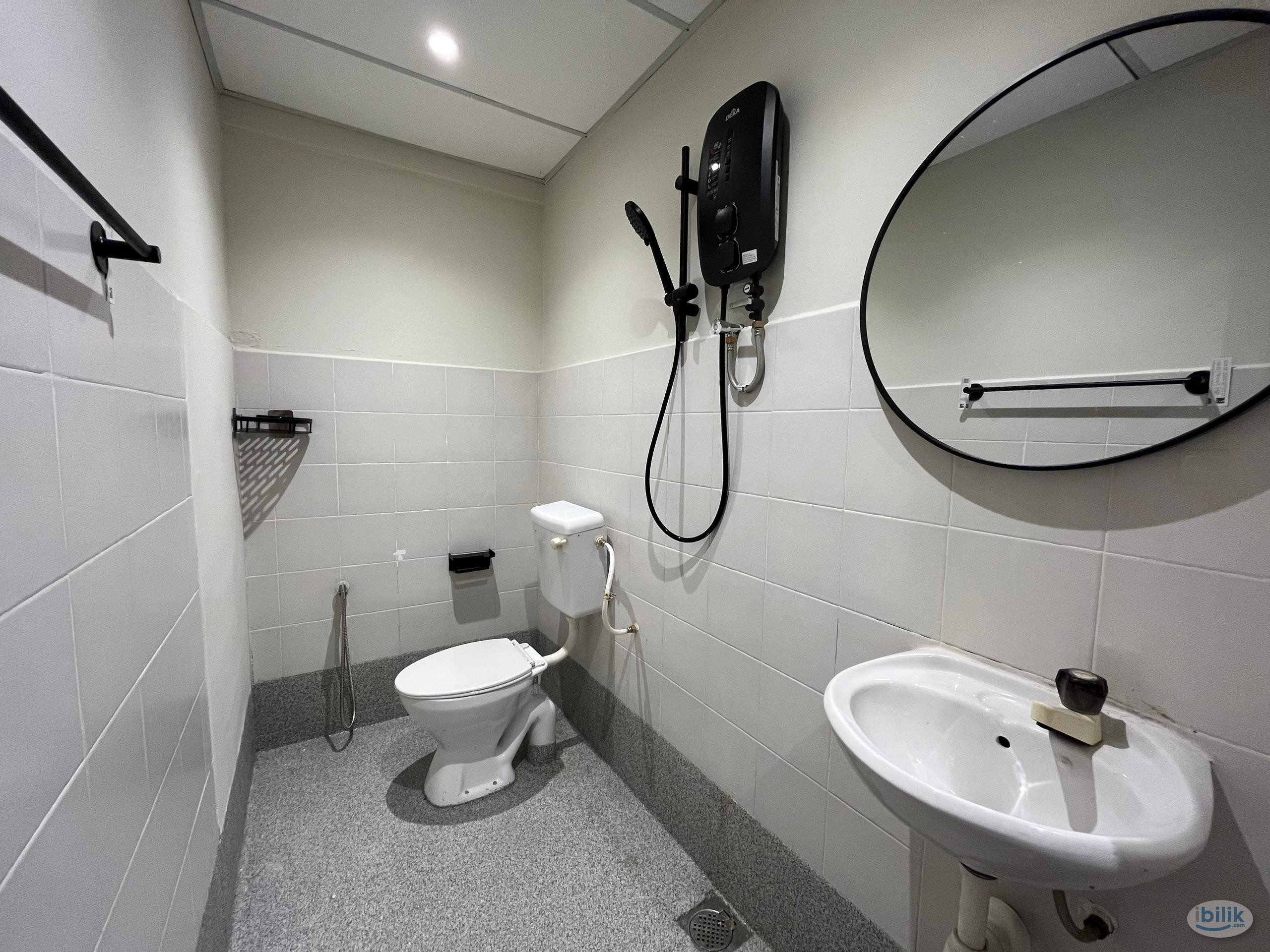 Early Bird Promo ⭐ Room for Rent near Jonker Walk, Dataran Pahlawan - Image 4