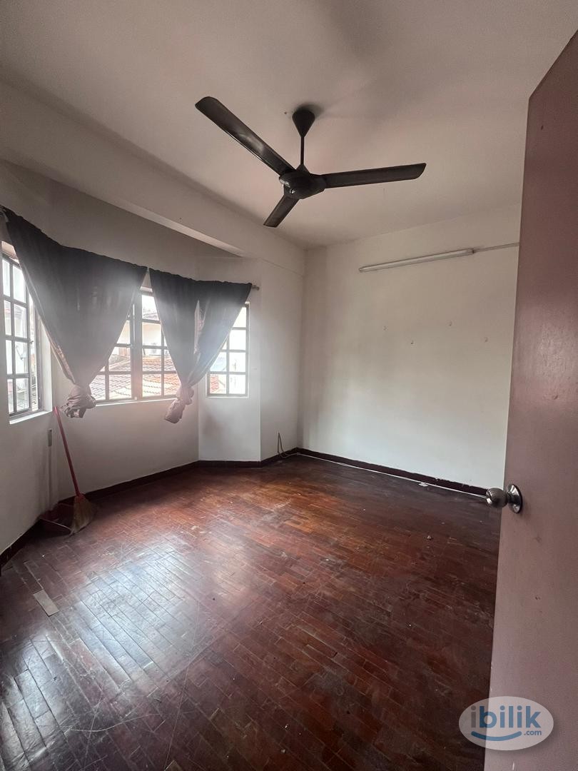 Middle Room at Subang Bestari, Subang - Image 2