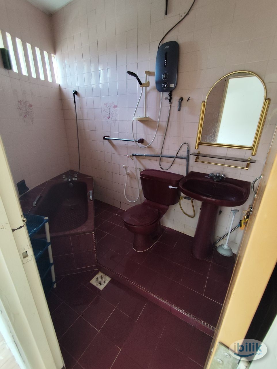 Clean and cozy middle room at Damansara Jaya - Image 2