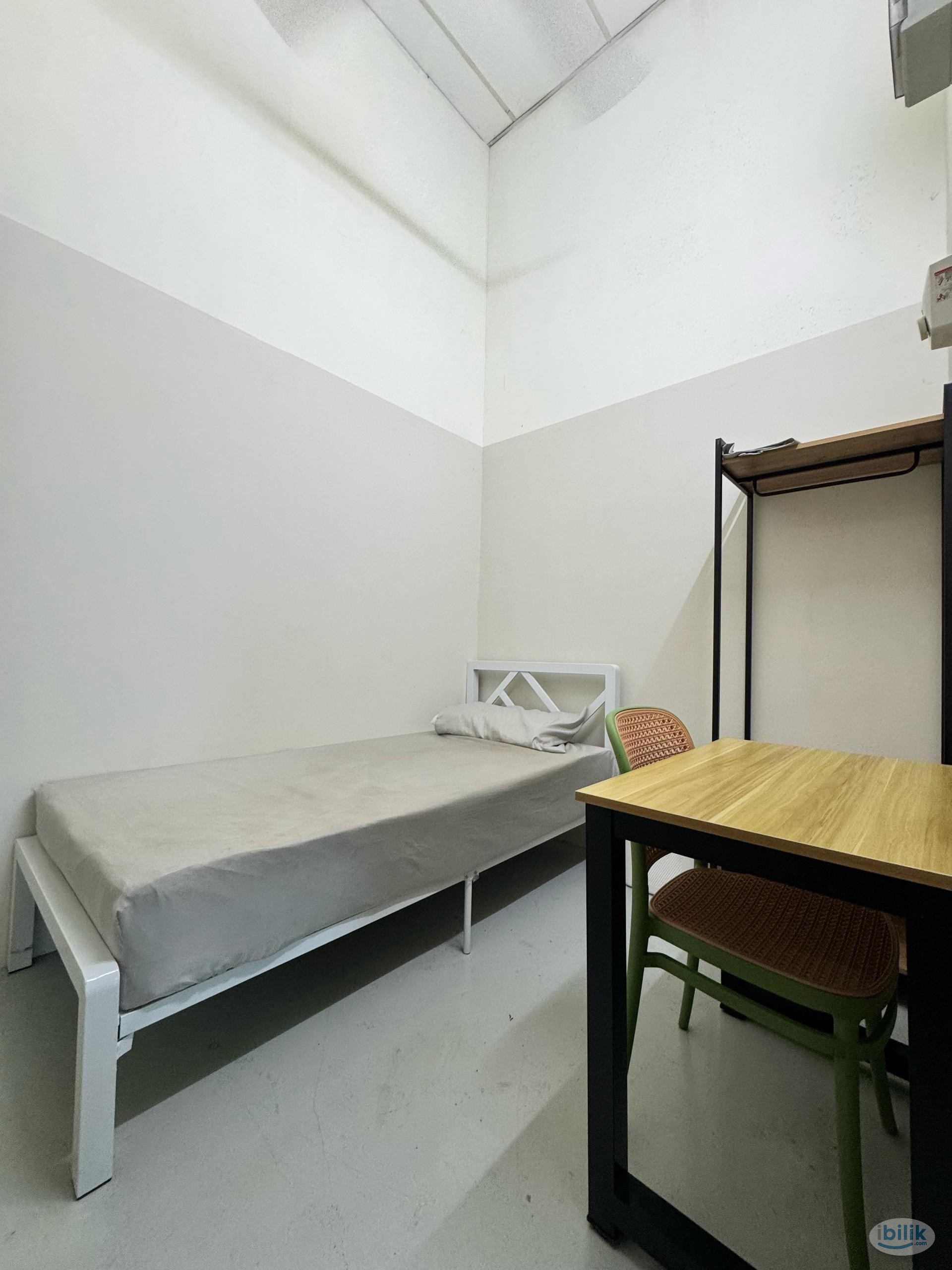 Zero Deposit Co-Living Room | Tanpa Deposit at Nuevo Hostel Kota Kemuning - Image 3