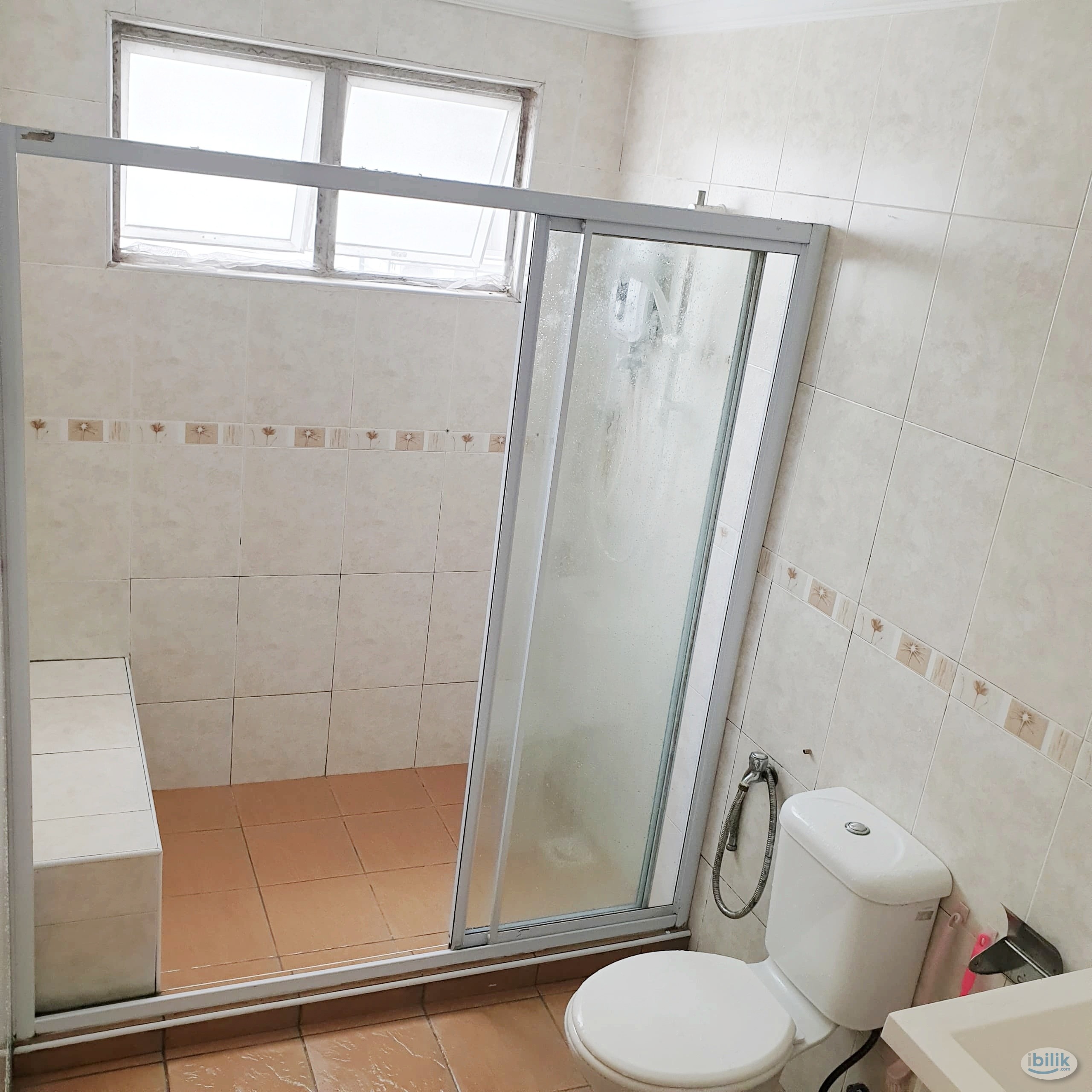 Female unit, large Master Bedroom, 10 mins walk to LRT - Image 2