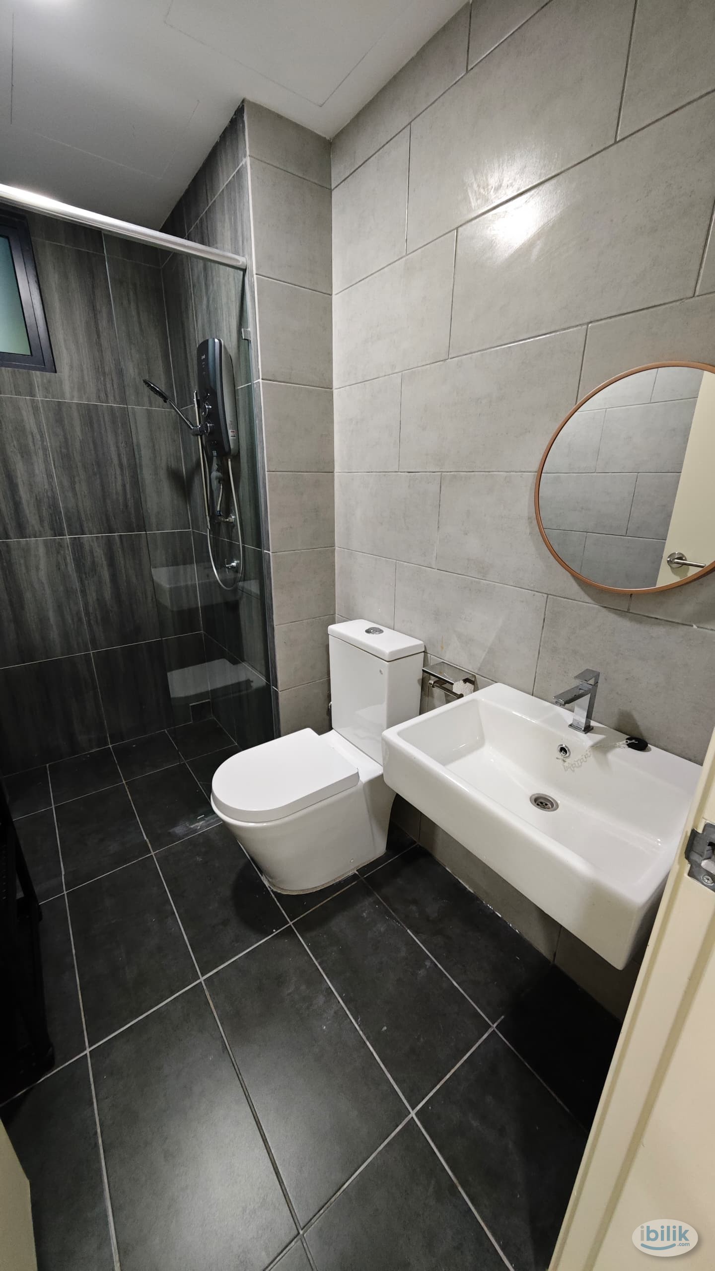 Middle Room at Meta Residences Putra Permai, Seri Kembangan - Image 1