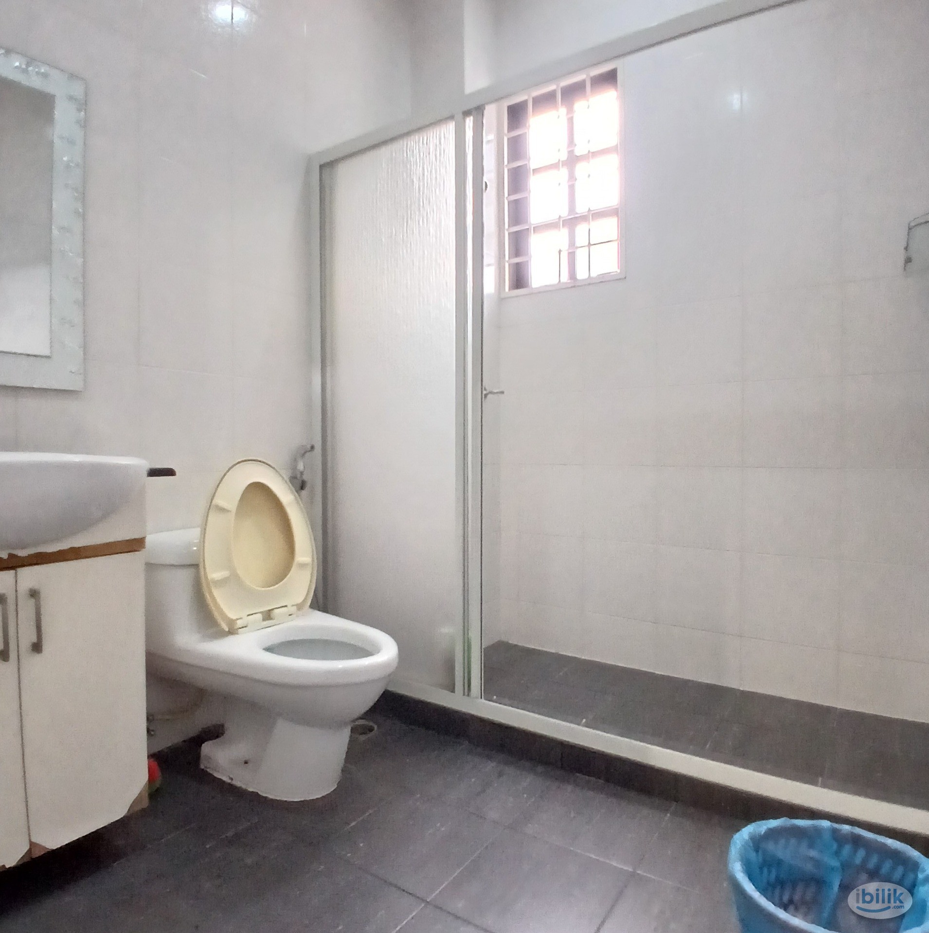 Spacious Master Room with Balcony & FREE carpark - Image 5