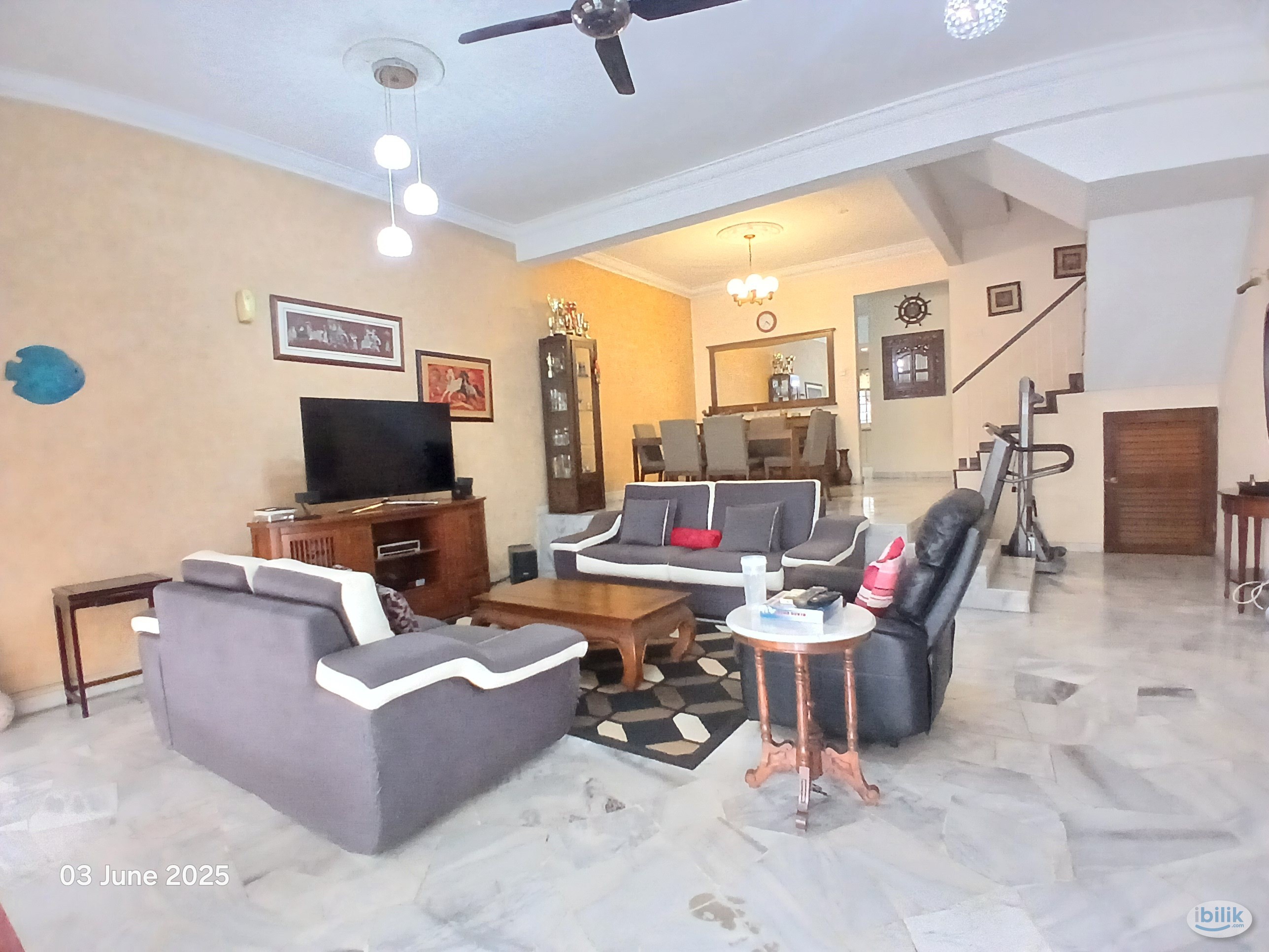 Spacious Master Room with Balcony & FREE carpark - Image 2