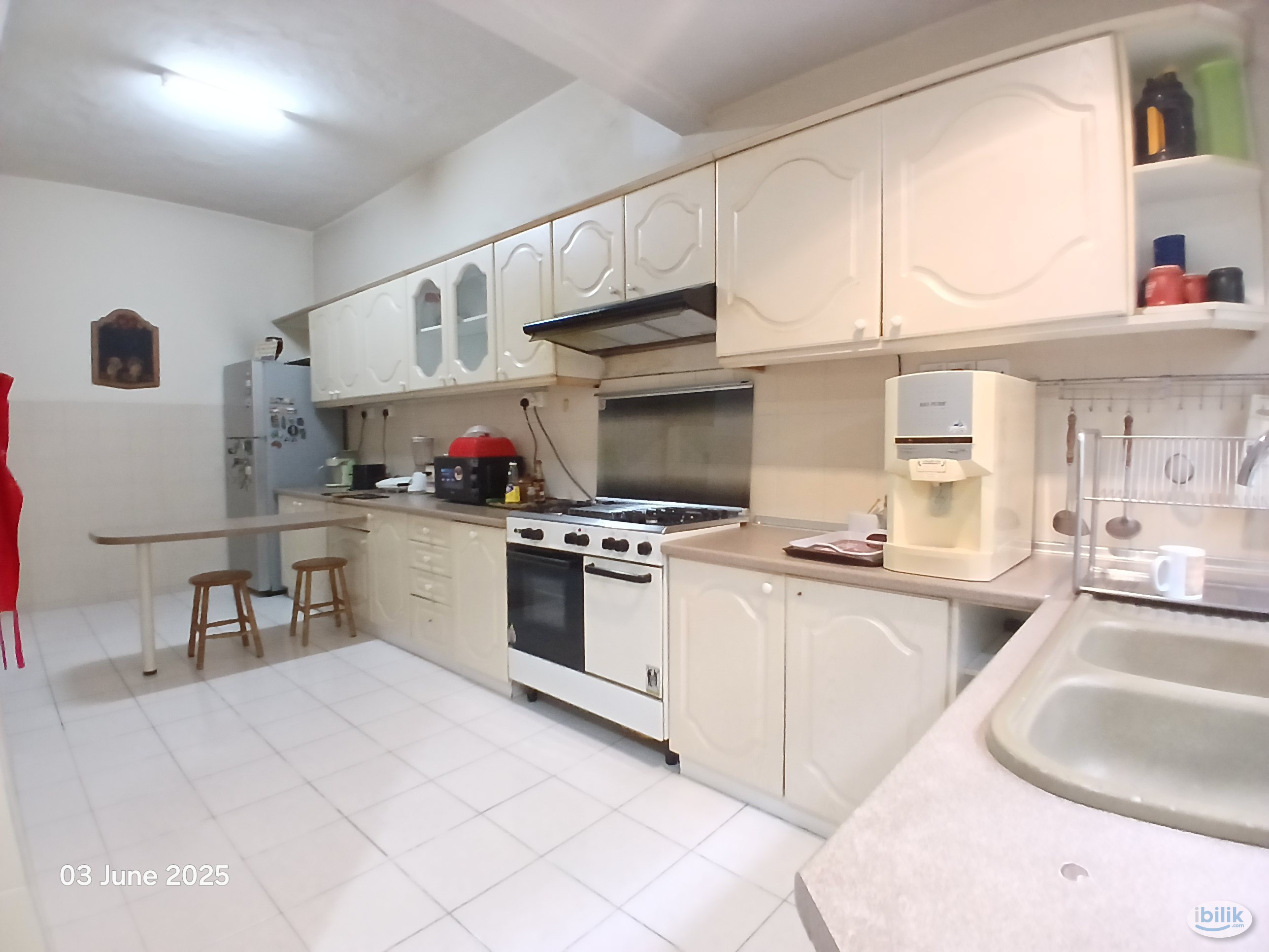 Spacious Master Room with Balcony & FREE carpark - Image 4