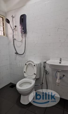 Middle Room at Kuchai Lama, Kuala Lumpur - Image 4