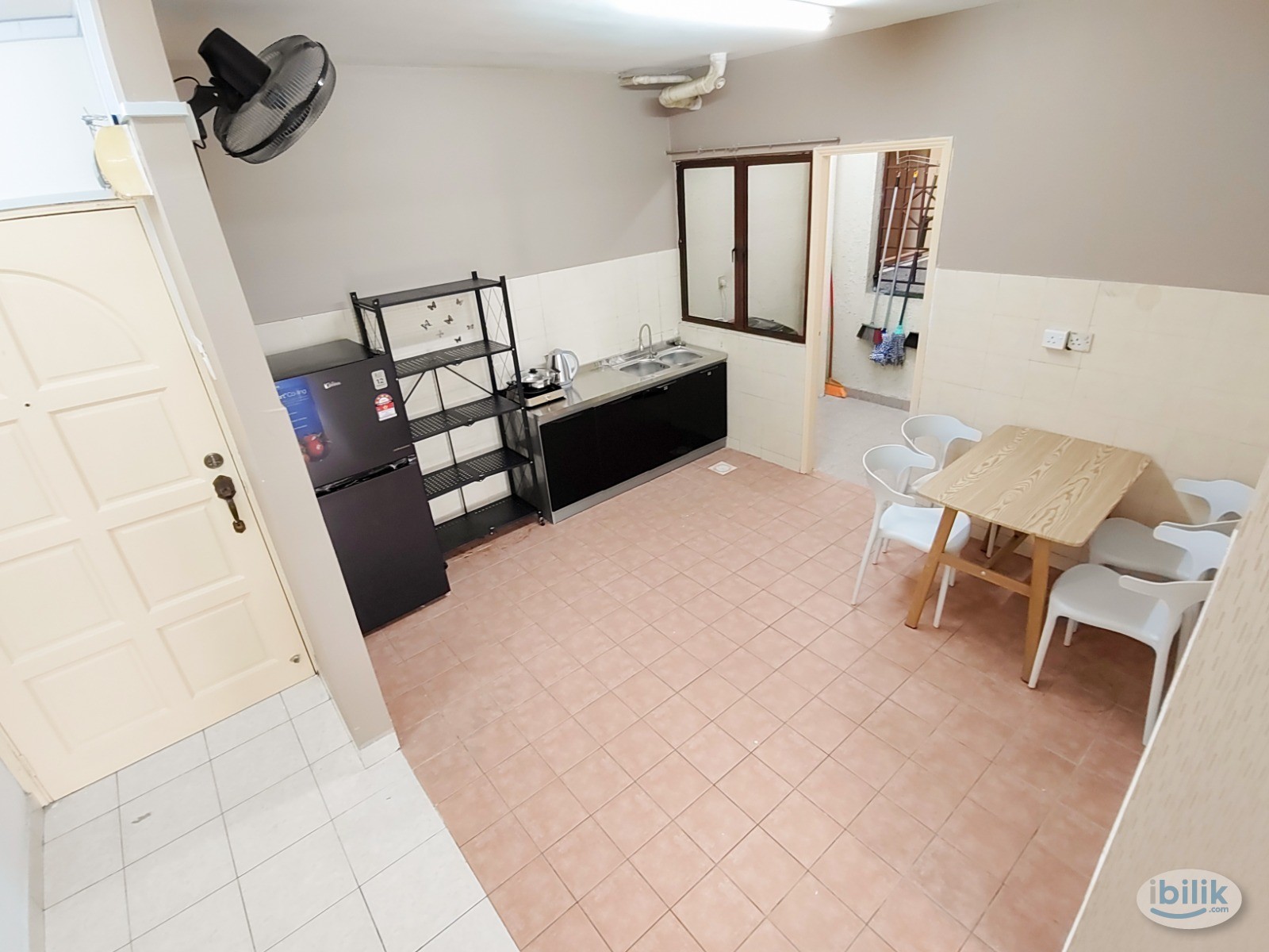 Palm Spring Queen Bedroom with Window & AC, Kota Damansara near to MRT Surian, IOI Damansara, Dataran Sunway, Giza, Nexi - Image 3
