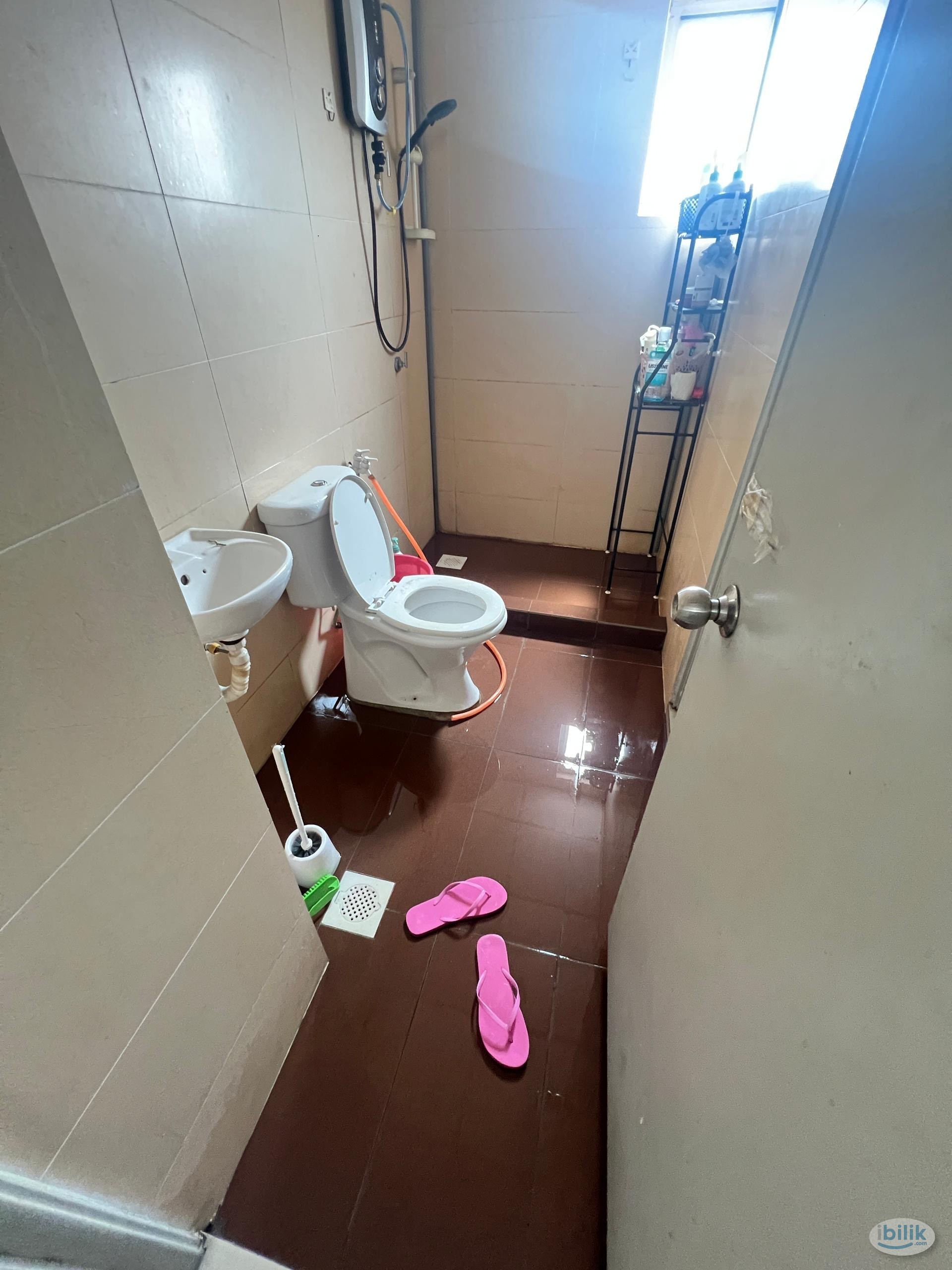 😍 5 mins walk to LRT😍 Inclusive all Utilities 😍Free Wifi 😍Free Cleaning 😍Fully Furnished Room at Main Place Subang Jaya - Image 2