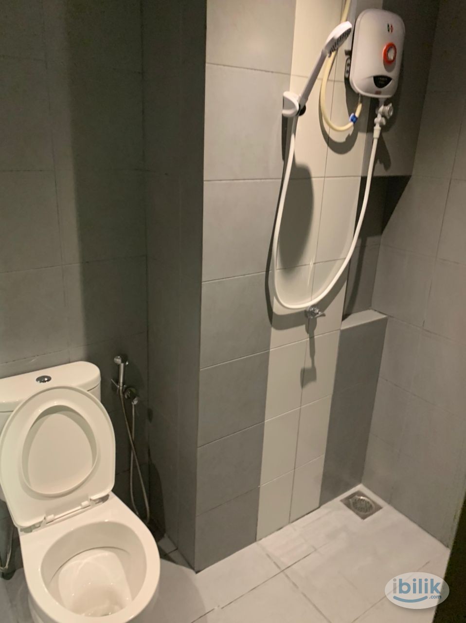 Window air cond Middle Room at Astetica Residences, Seri Kembangan, walking distance to KTM & the Mines Mall , 5 min to  - Image 5