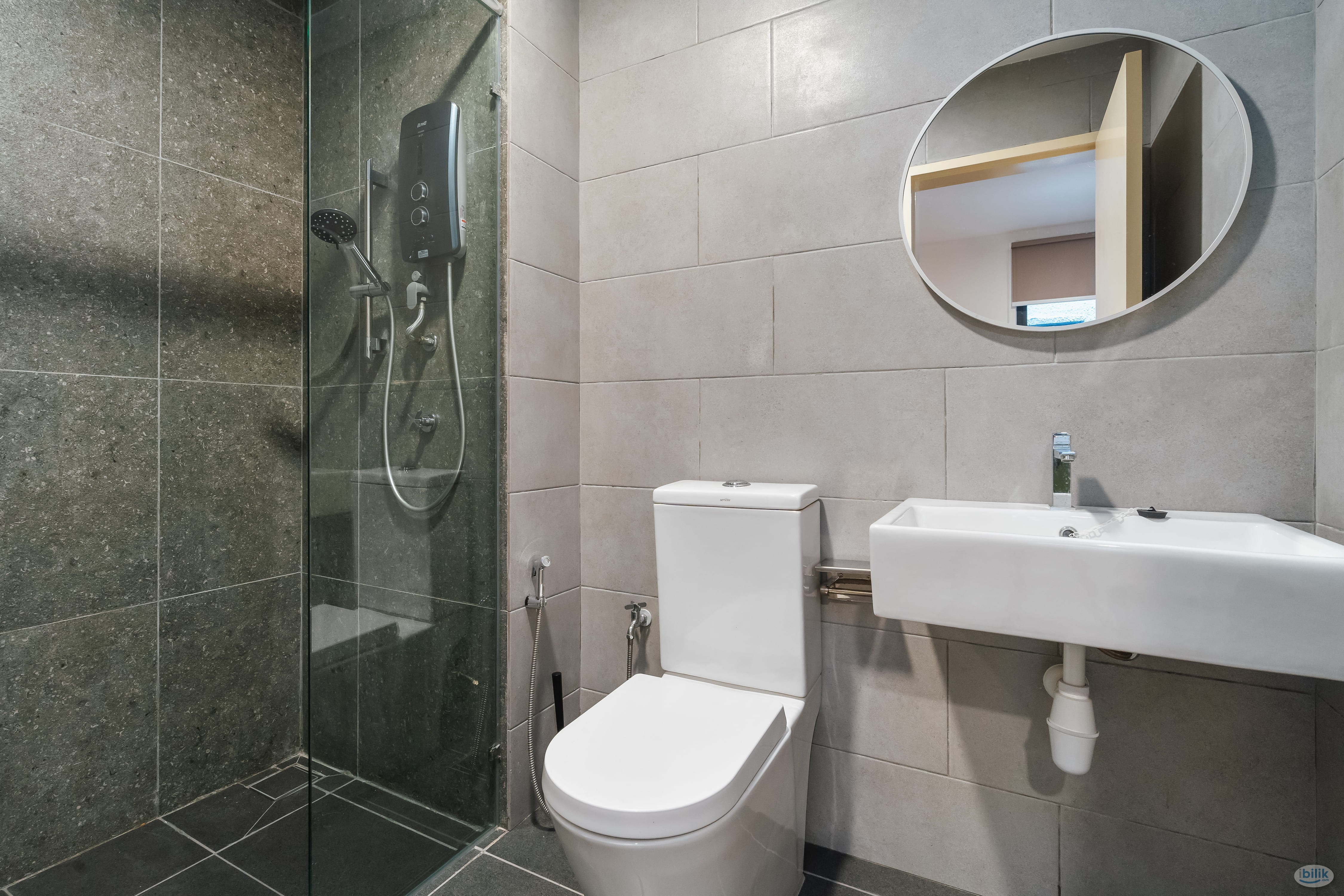 Middle Room at Meta Residences Putra Permai, Seri Kembangan - Image 4