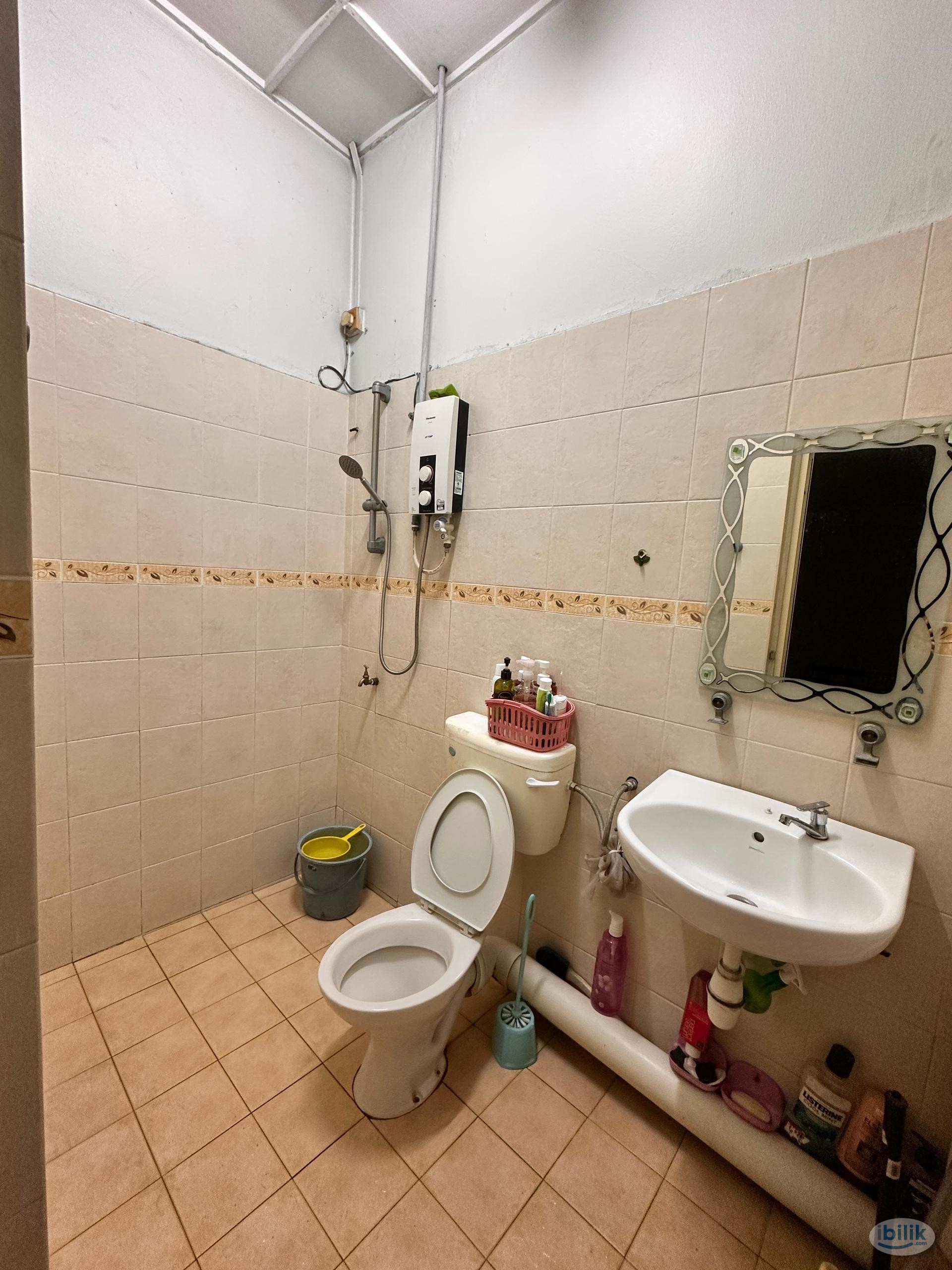 Middle Room at Taman SEA, Petaling Jaya - Image 2