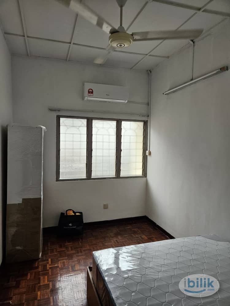 Middle Room at Taman SEA, Petaling Jaya - Image 4