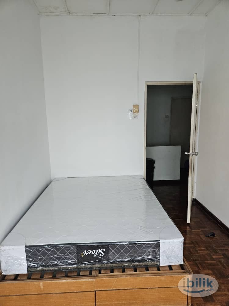 Middle Room at Taman SEA, Petaling Jaya - Image 5