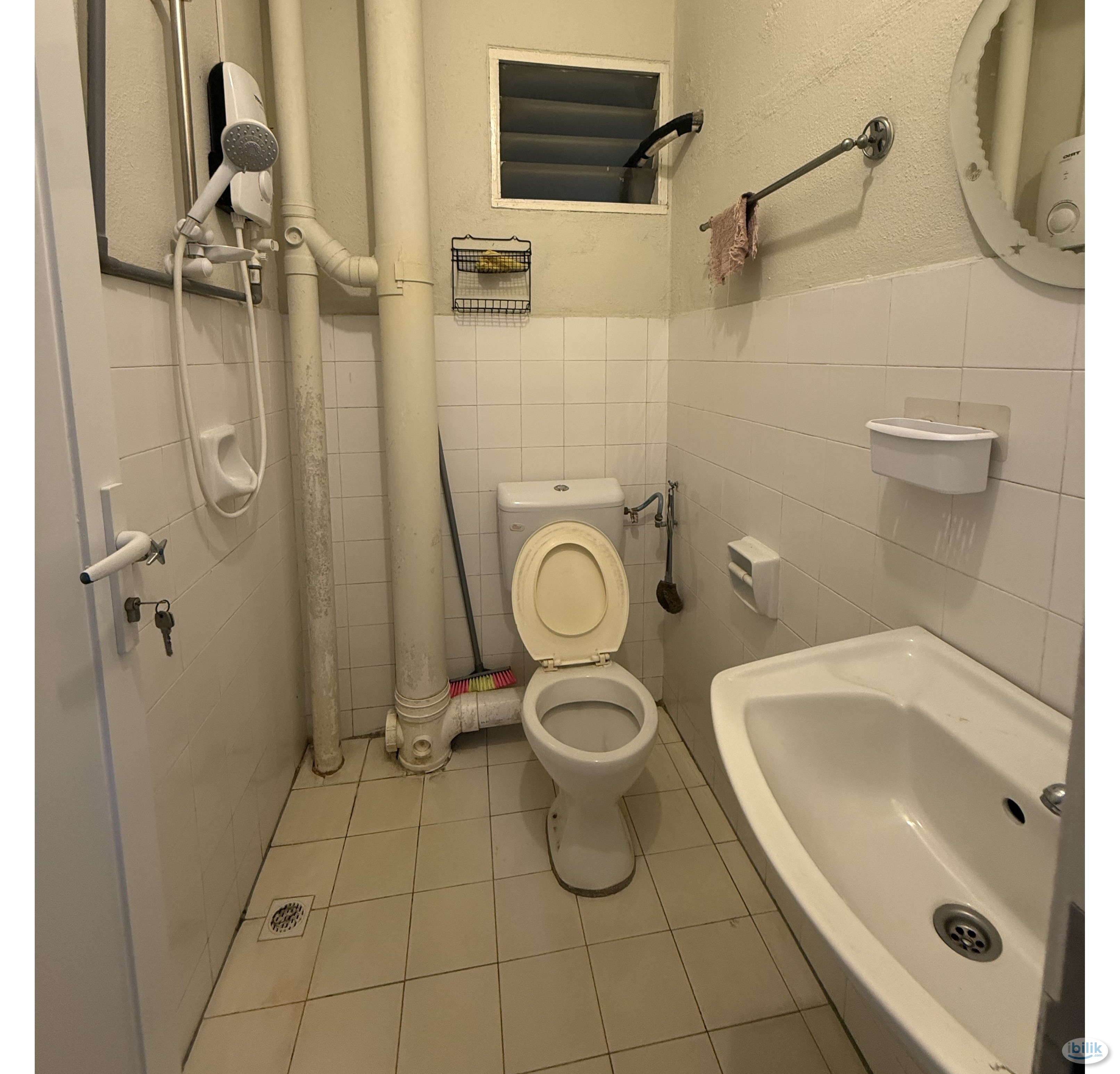 Middle Room at Widuri Apartment, Butterworth - Image 5