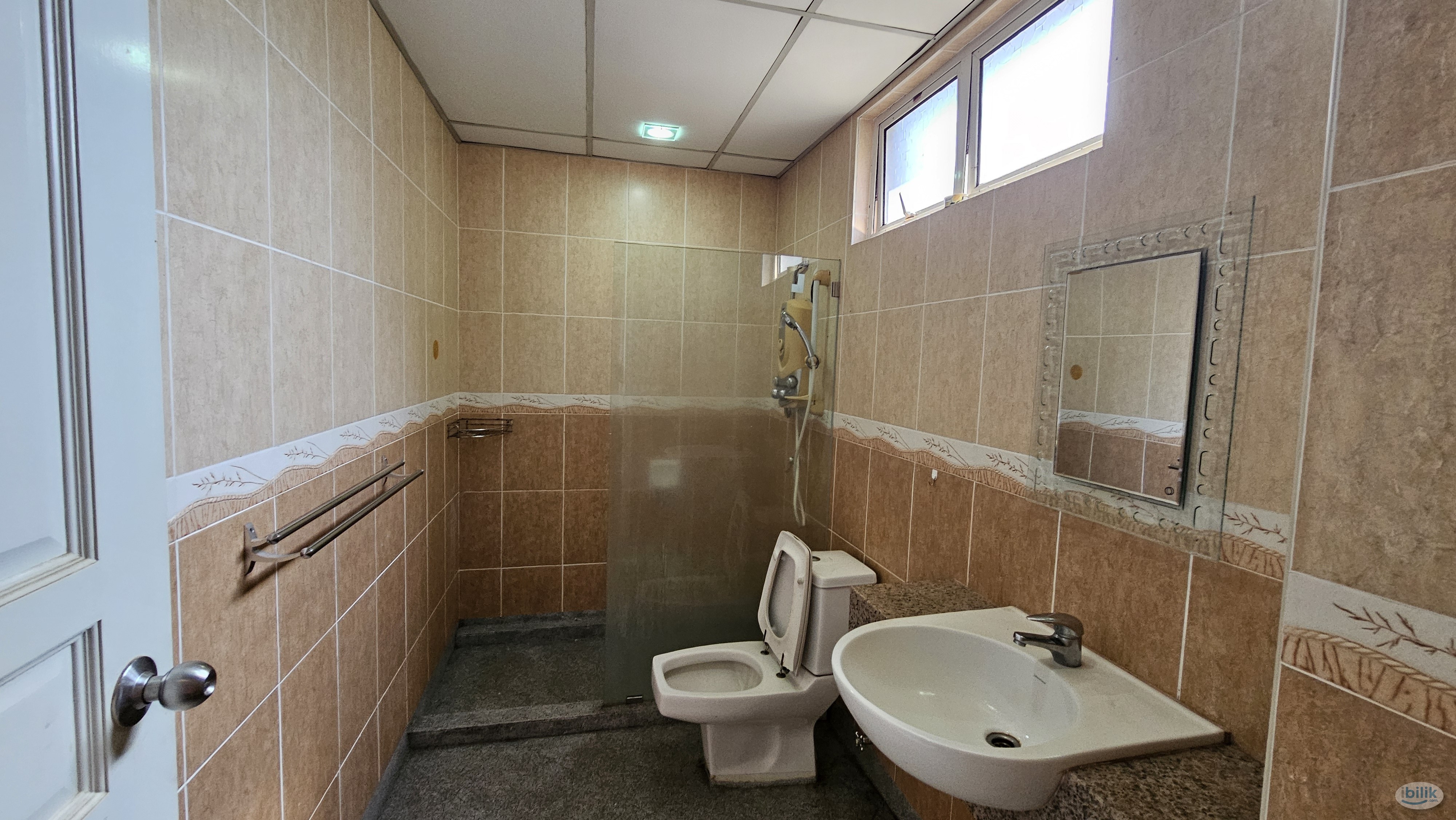 Master Room at Chee Seng Garden, Tanjung Bungah - Image 2