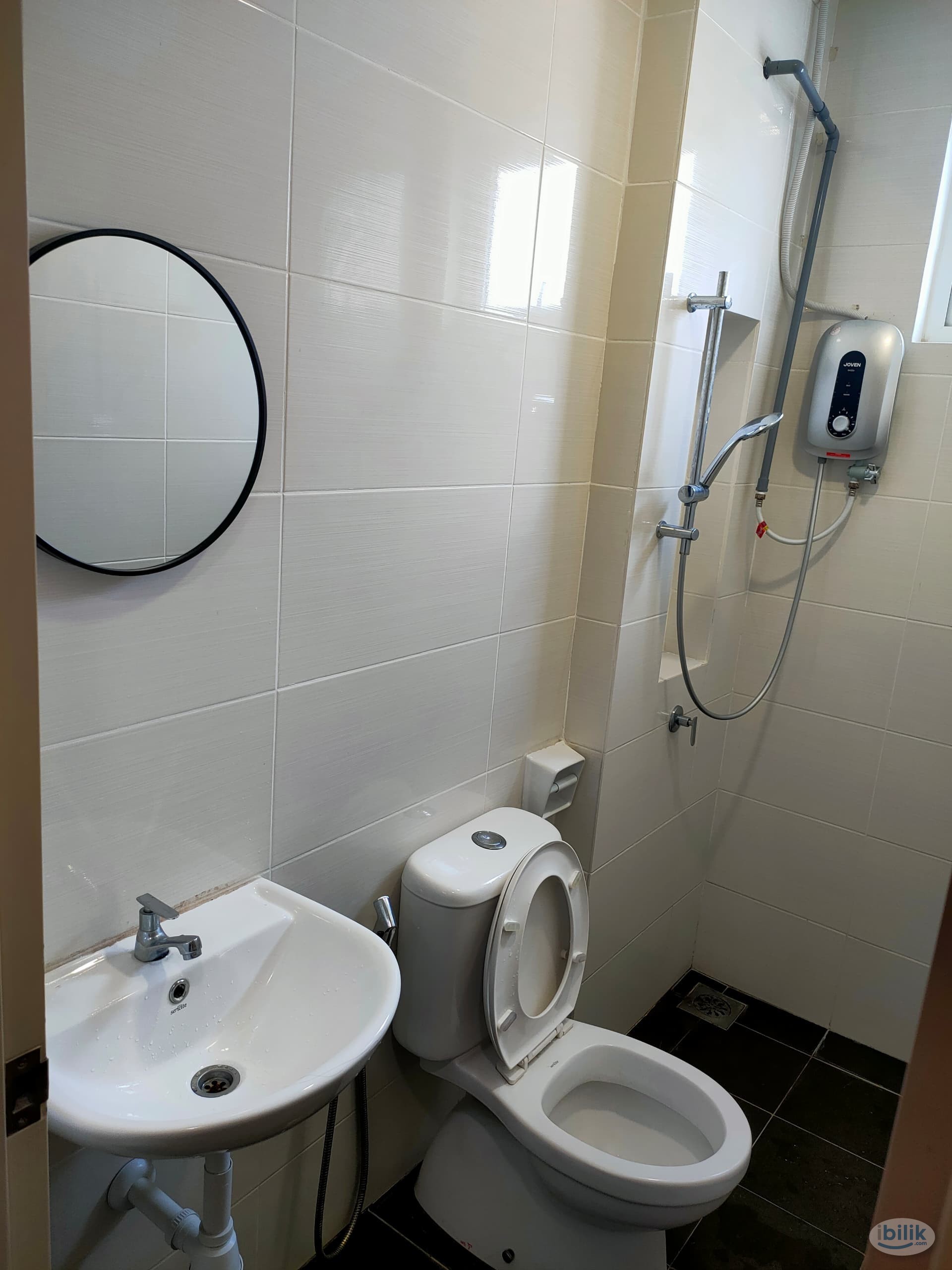 Single Room with Private Batt - Image 1