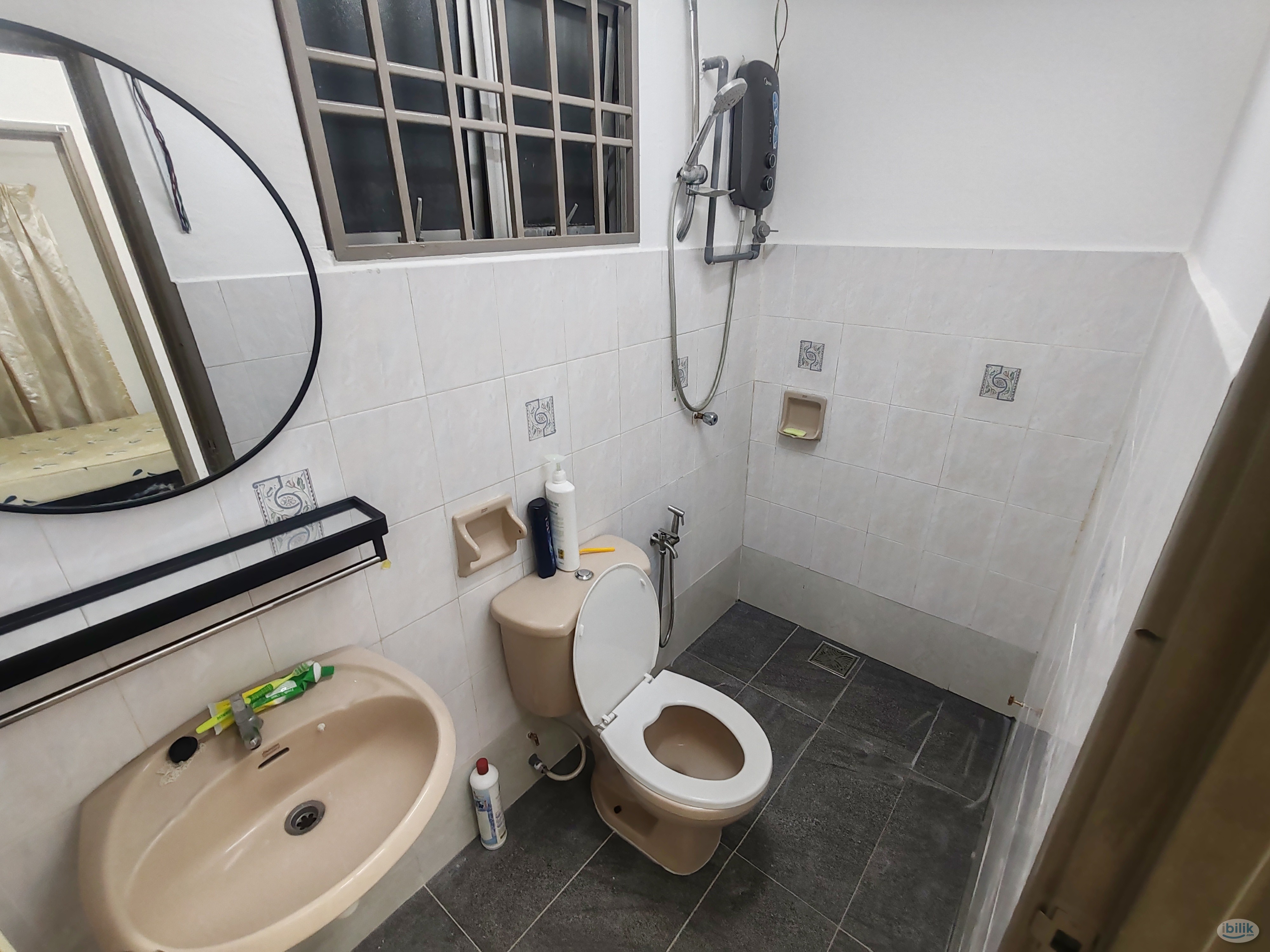 Middle Room at Sutramas, Bandar Puchong Jaya - Image 4