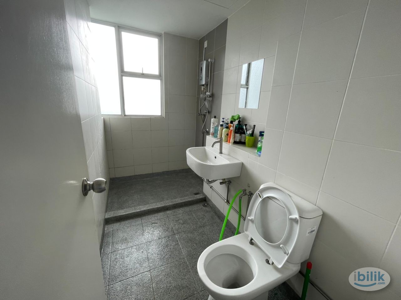 Middle Room at Elit Heights, Bayan Baru - Image 3