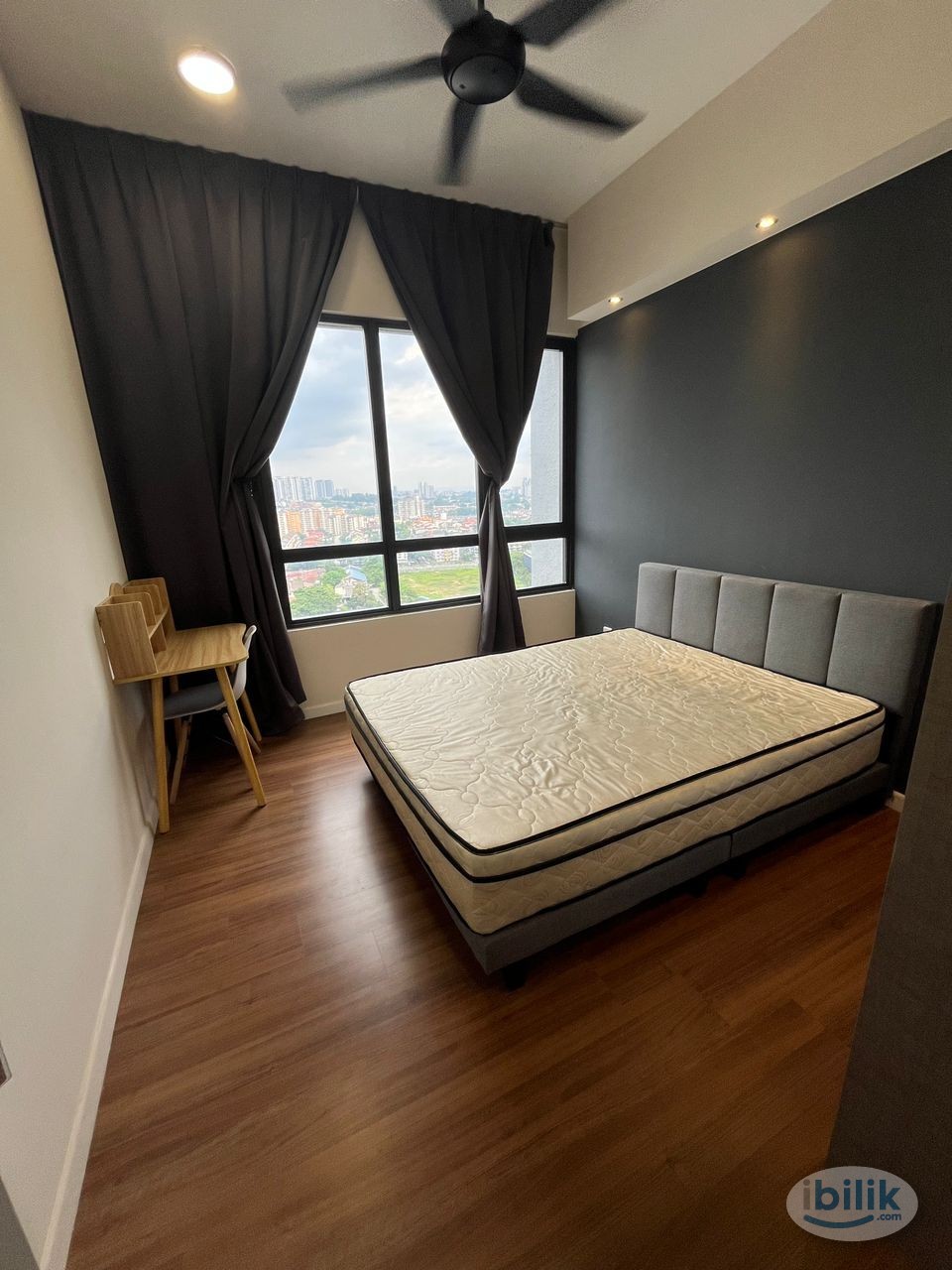 Middle Room at Millerz Square, No Partition Mix - Image 1