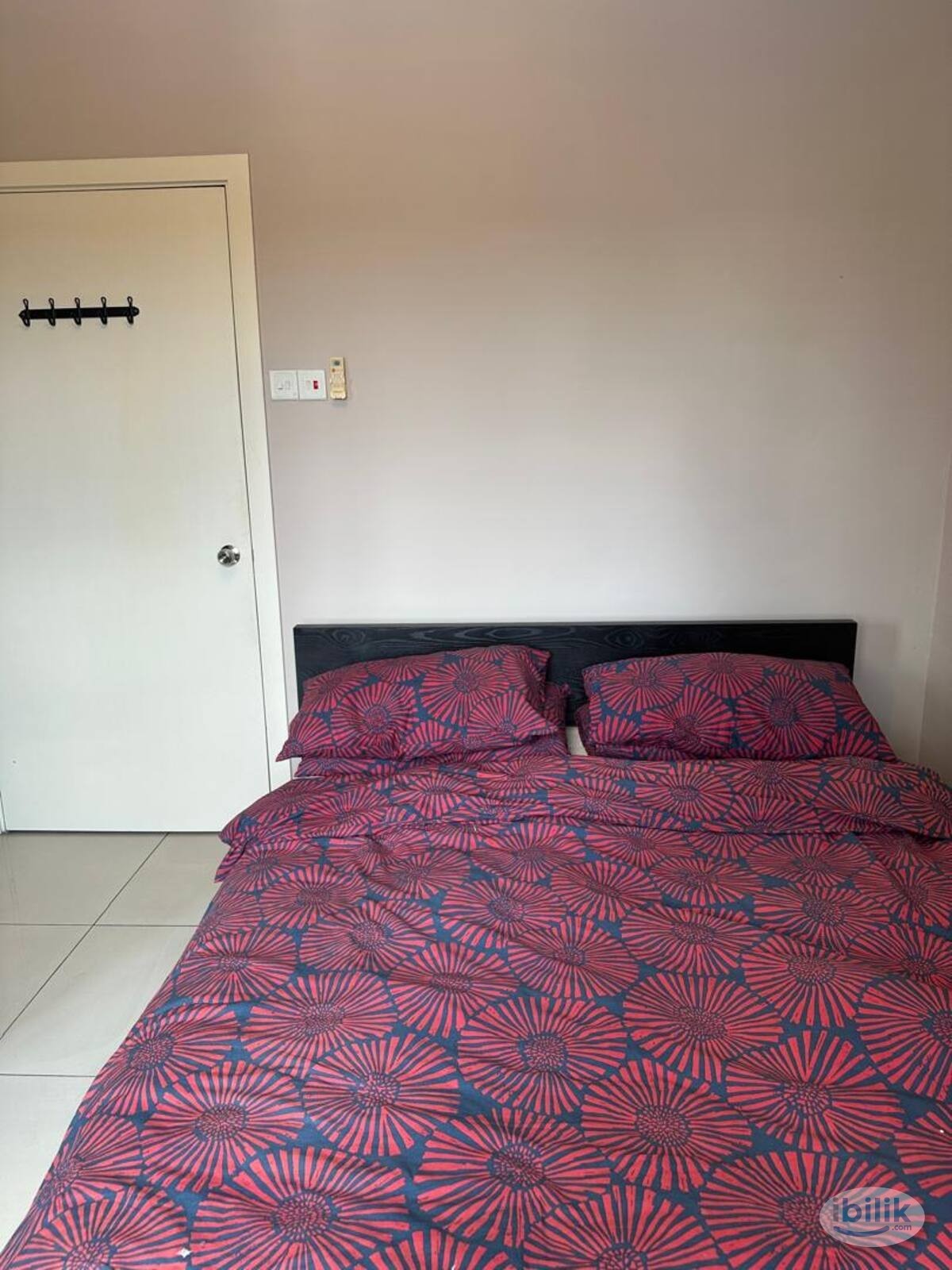 Middle Room at Paramount View, Petaling Jaya, Taman Paramount LRT station is just an 5 minute walk away from the condo. - Image 1