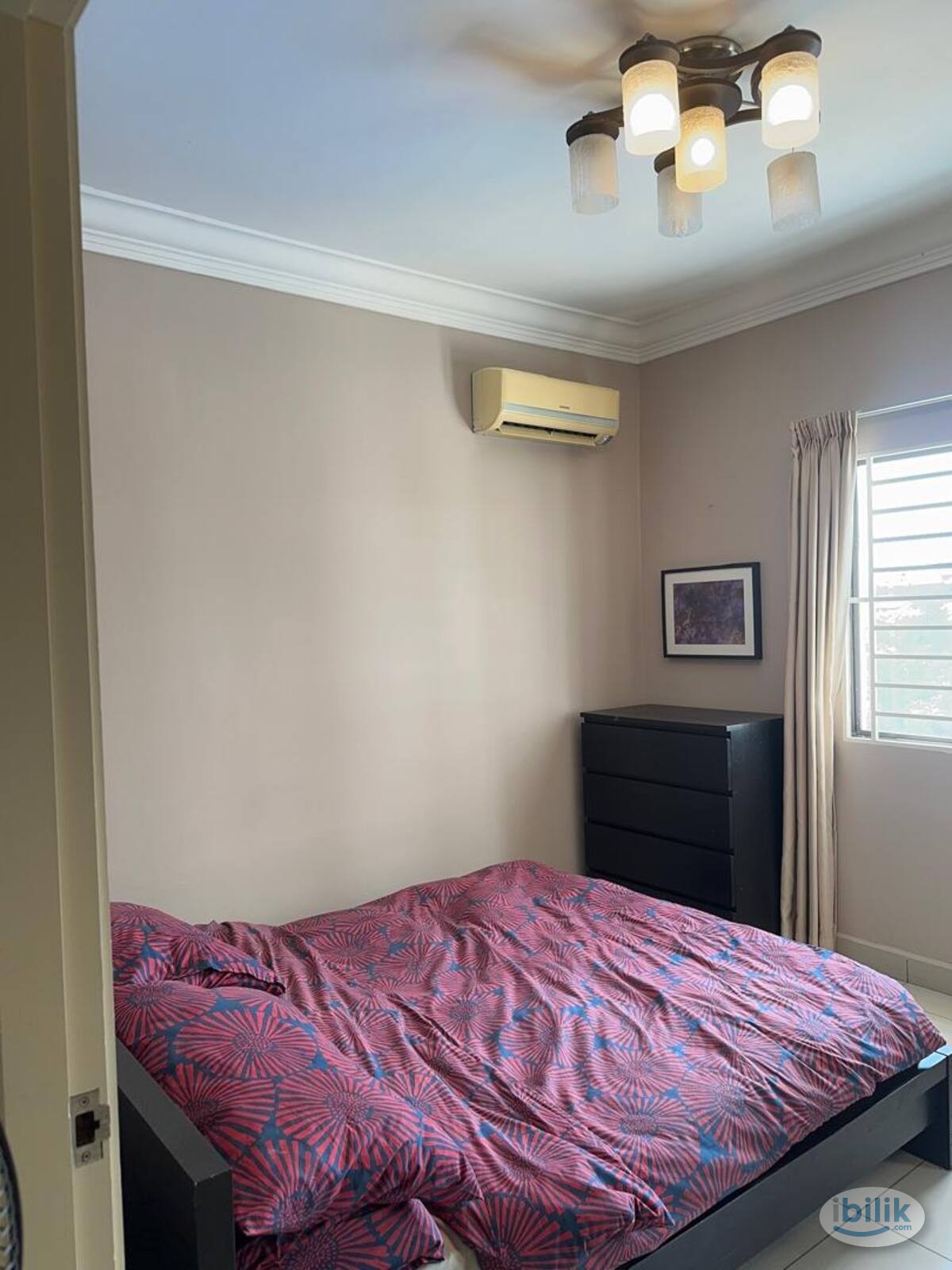 Middle Room at Paramount View, Petaling Jaya, Taman Paramount LRT station is just an 5 minute walk away from the condo. - Image 2