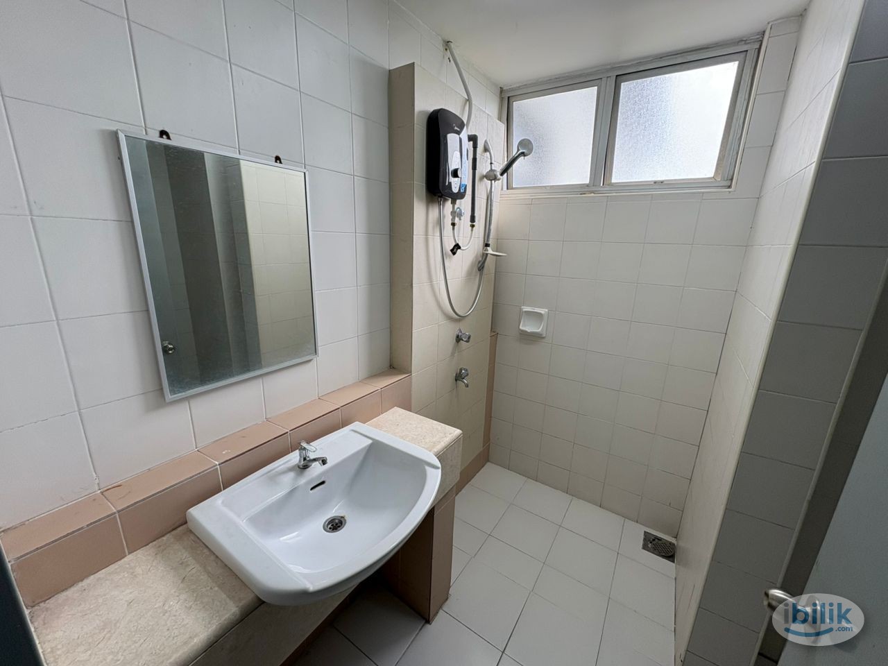 [Female Only] Middle Room with Aircond at Cyberia SmartHomes, Cyberjaya - Image 4