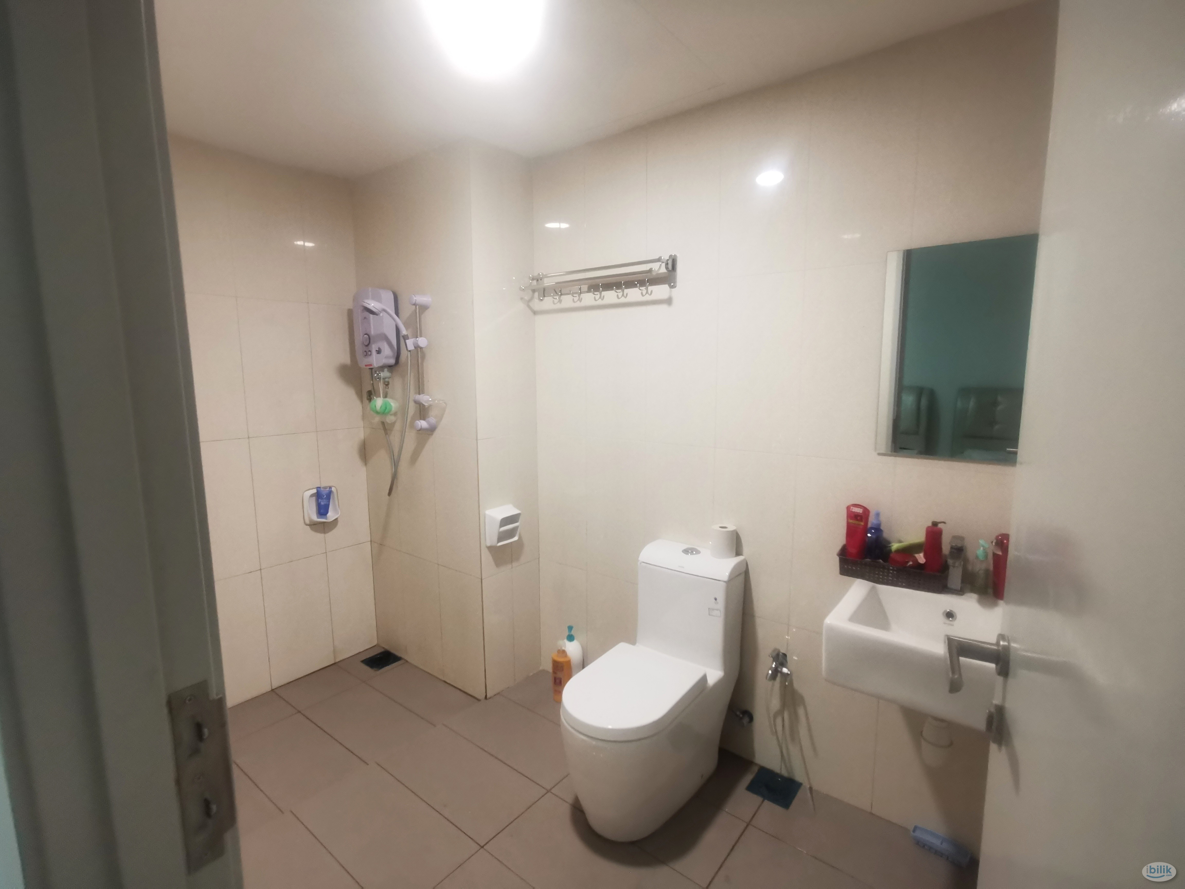 Female share room with utilities covered - Image 5